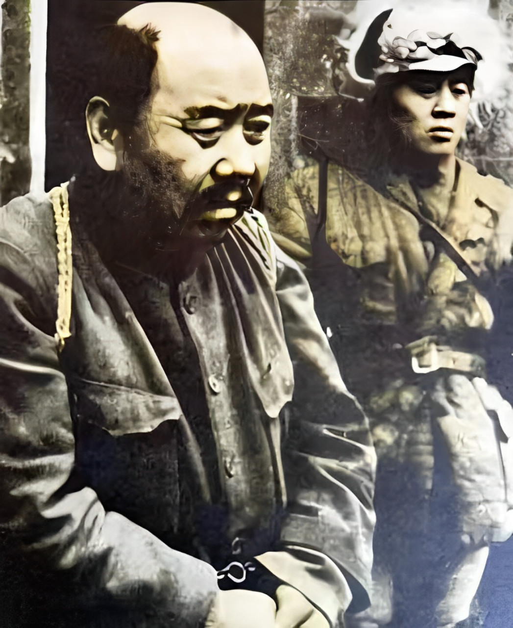 1934年,土匪谢文东,前身是抗联的英雄,被日本人杀害了他的八口之家,但