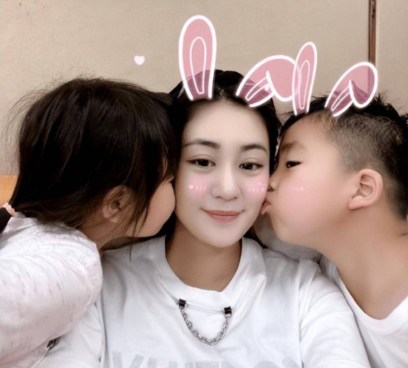 毕畅与隋宏洋相识于一次车修服务,隋的风度与谈吐吸引了她.