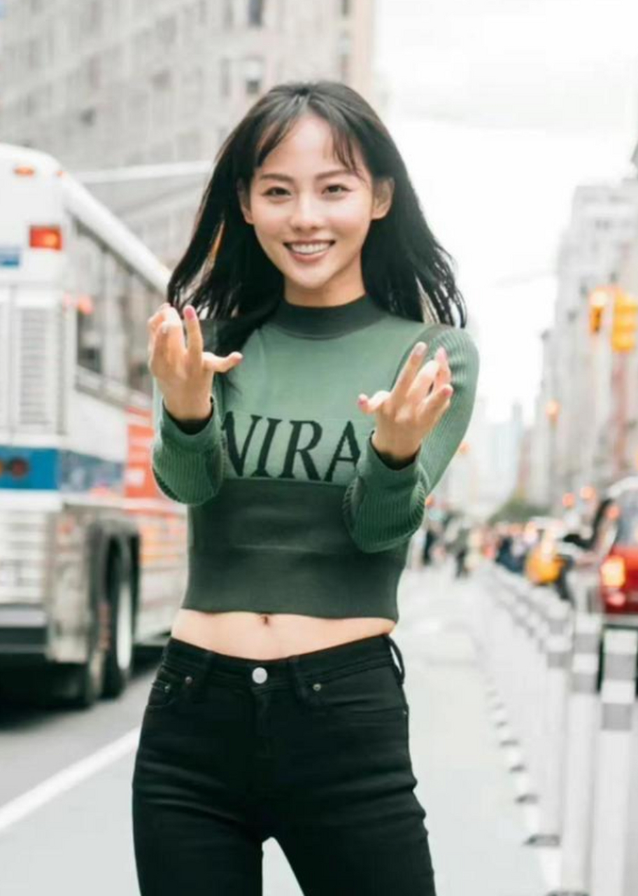 张嘉倪的小肚子有点胖哦.