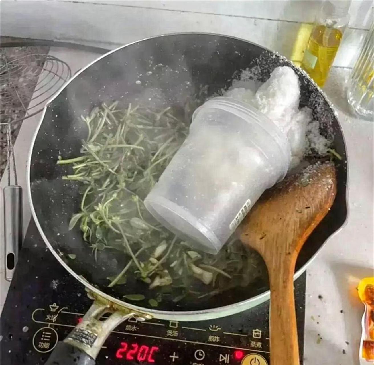 网友:炒菜放盐的时候盐罐子没拿住,怎么办?还可以吃吗?