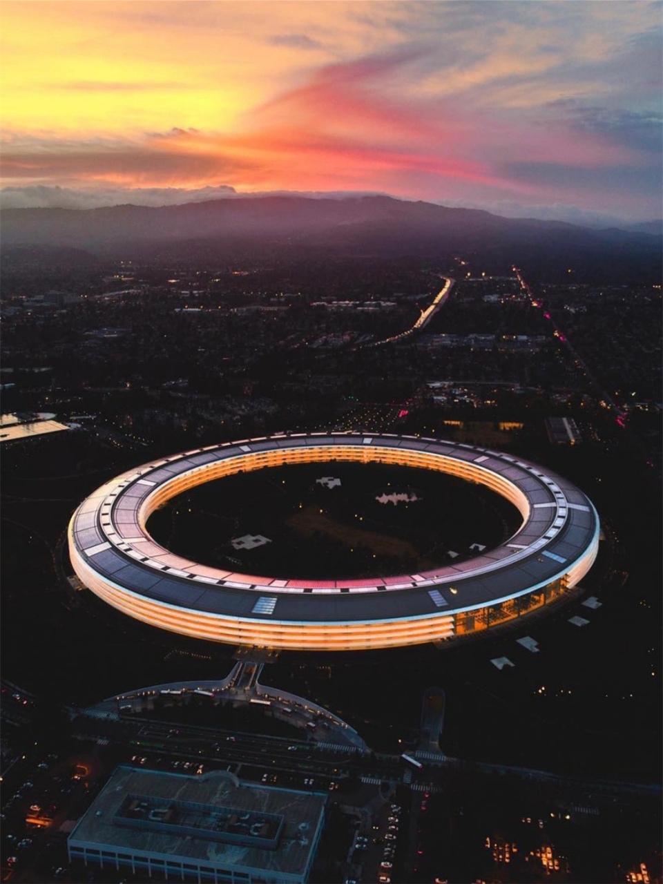 地球home键 apple park  乔布斯完美主义的苹果总部大楼