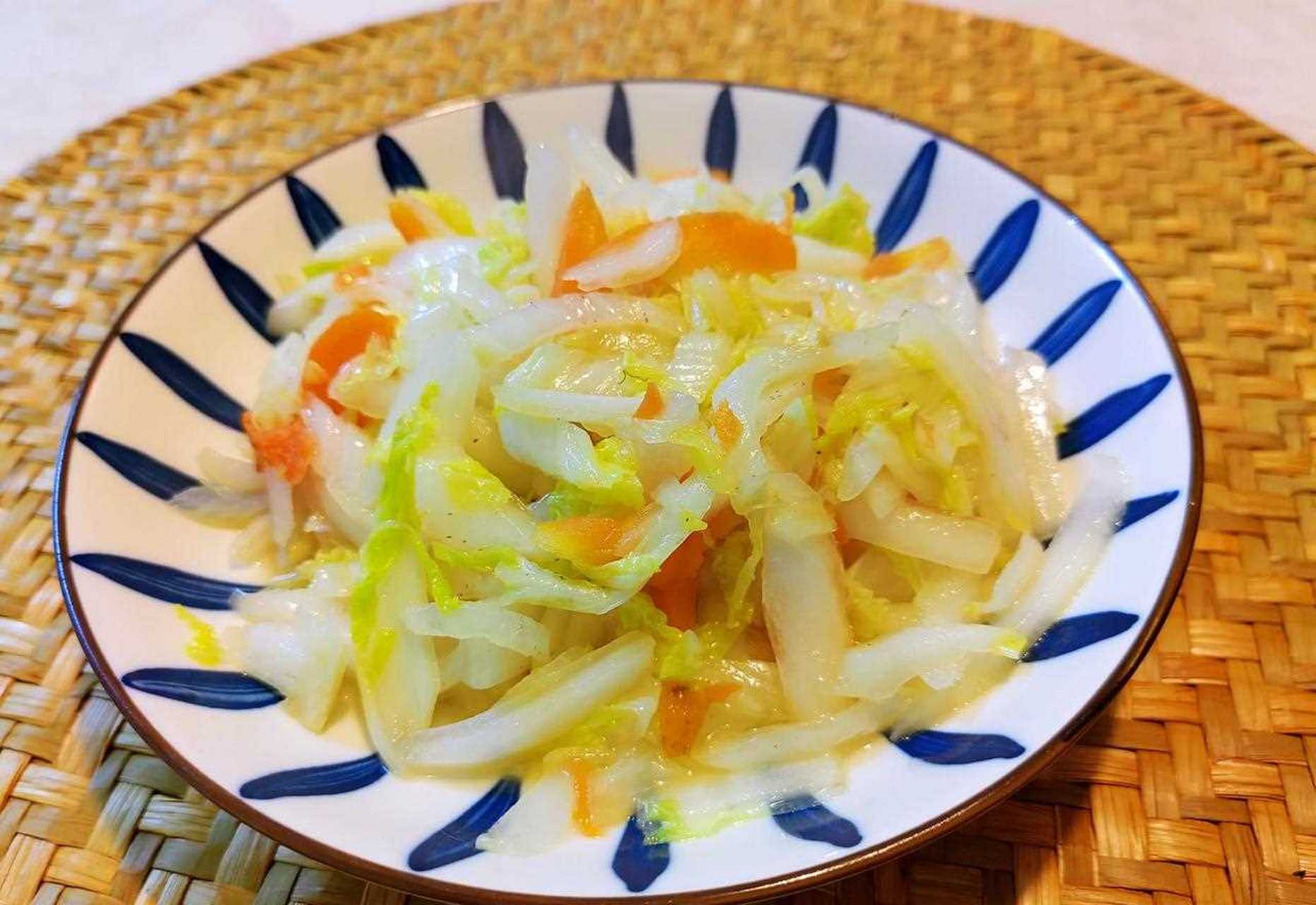 杭州人家的中饭来了…… 娃娃菜炒胡萝卜……半颗娃娃菜,半根胡萝卜