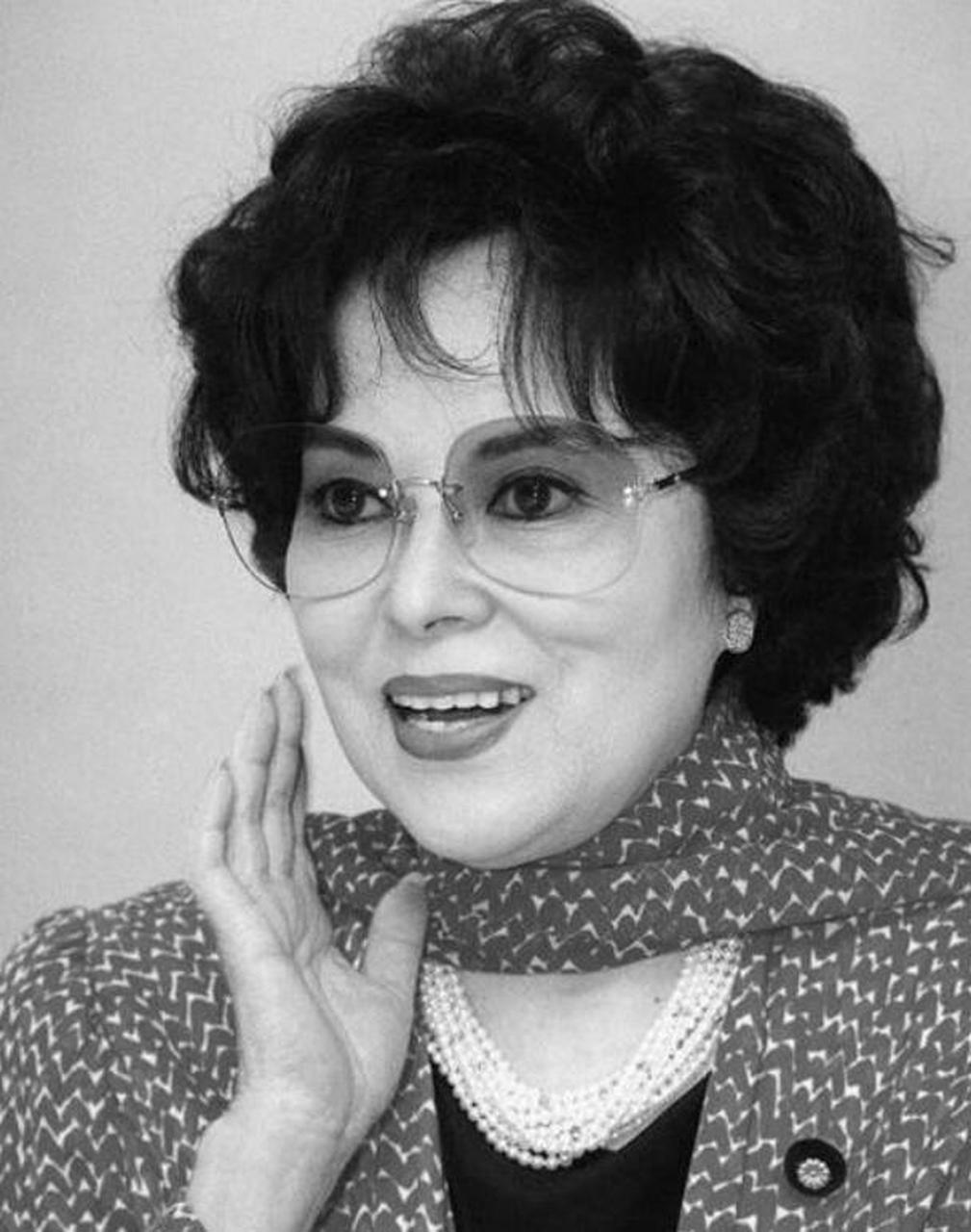 1945年,日本战败投降后,一位女演员李香兰因为给日军做宣传和间谍工作