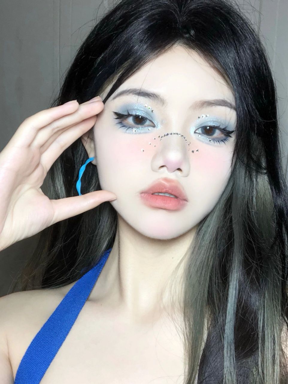 yk2千禧辣妹妆容教程 蓝色太鲨我心啦～ 上眼一整个清冷感 甜酷的yk2