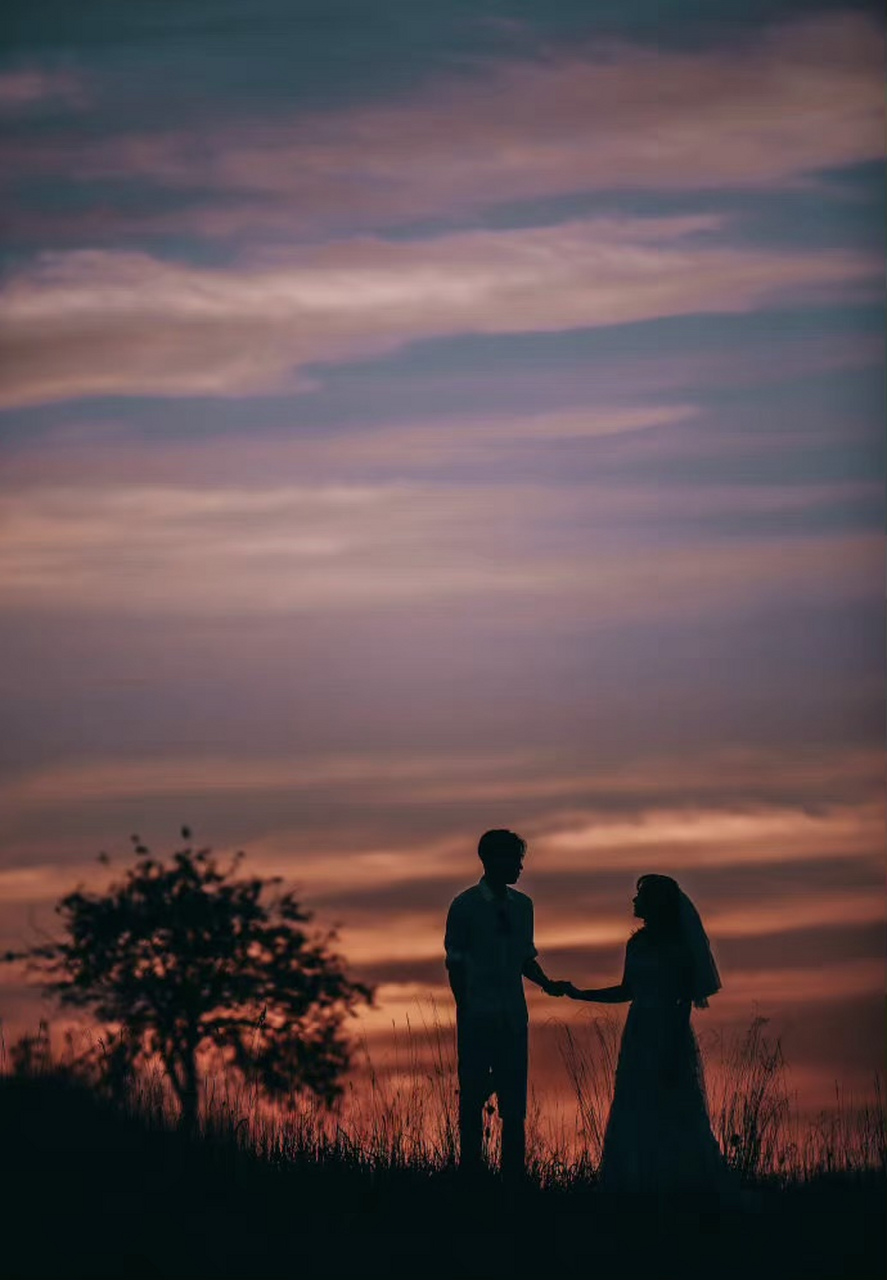 mic成员池约翰官宣结婚#  15日,mic男团成员池约翰发布动态官宣结婚