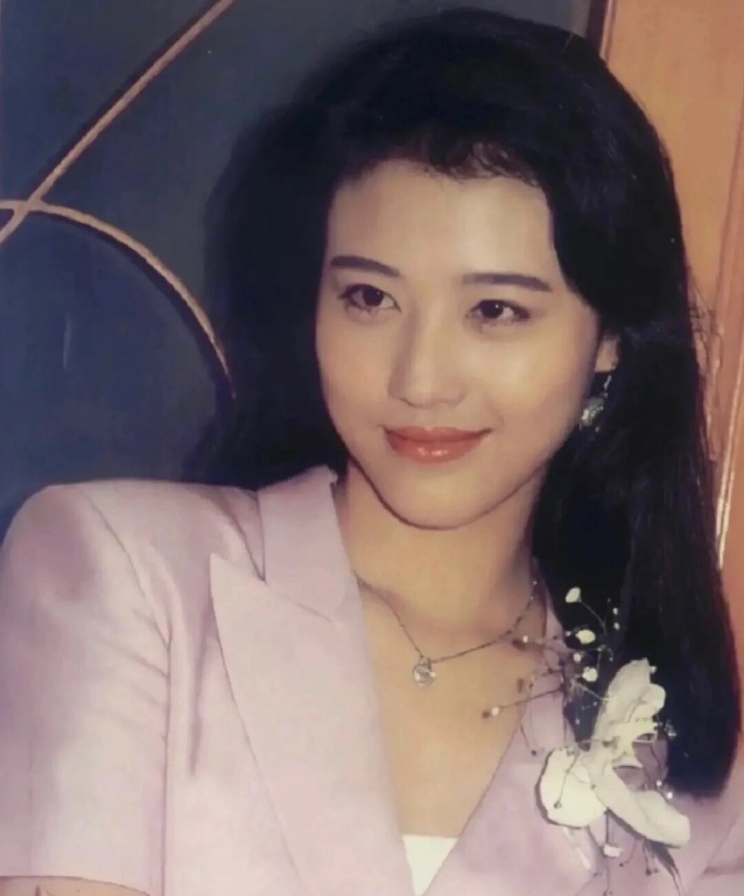 惊艳时光的港风美女  周海媚,如同一位绝代佳人,其美艳绝伦令人赞叹.
