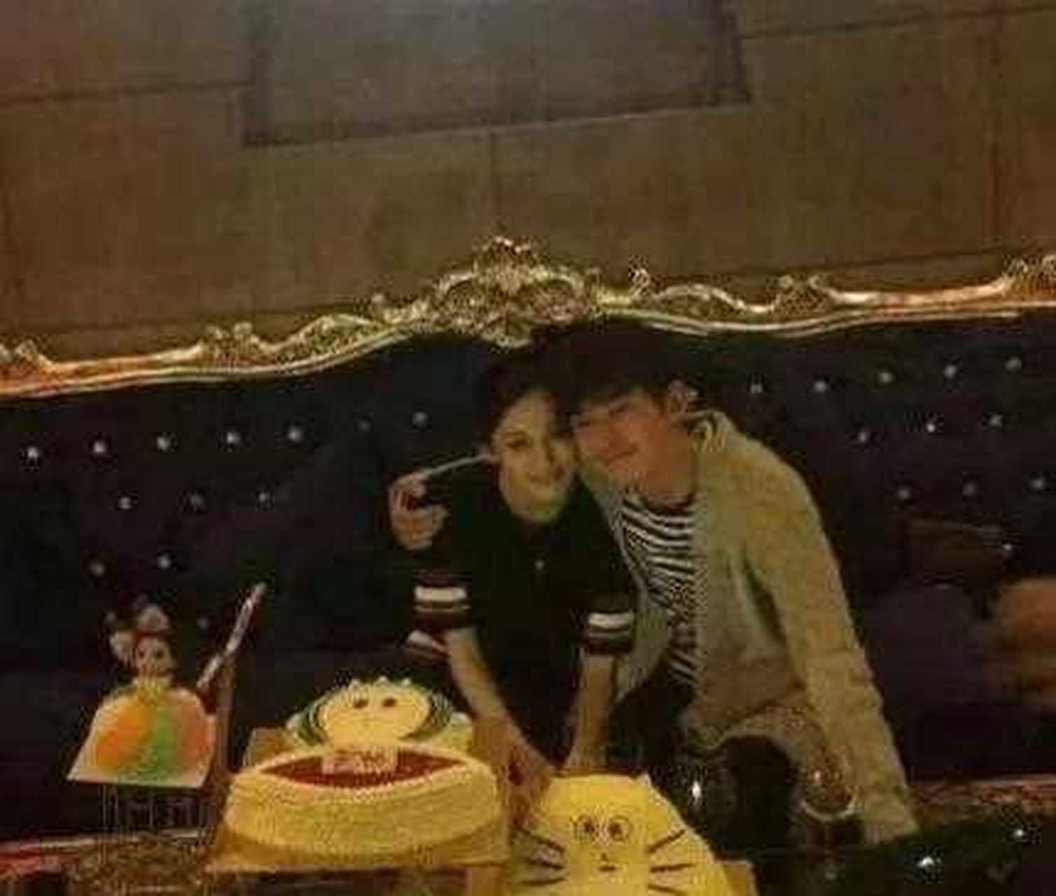 古力娜扎陪张翰剧组过生日当众热吻[悠闲]