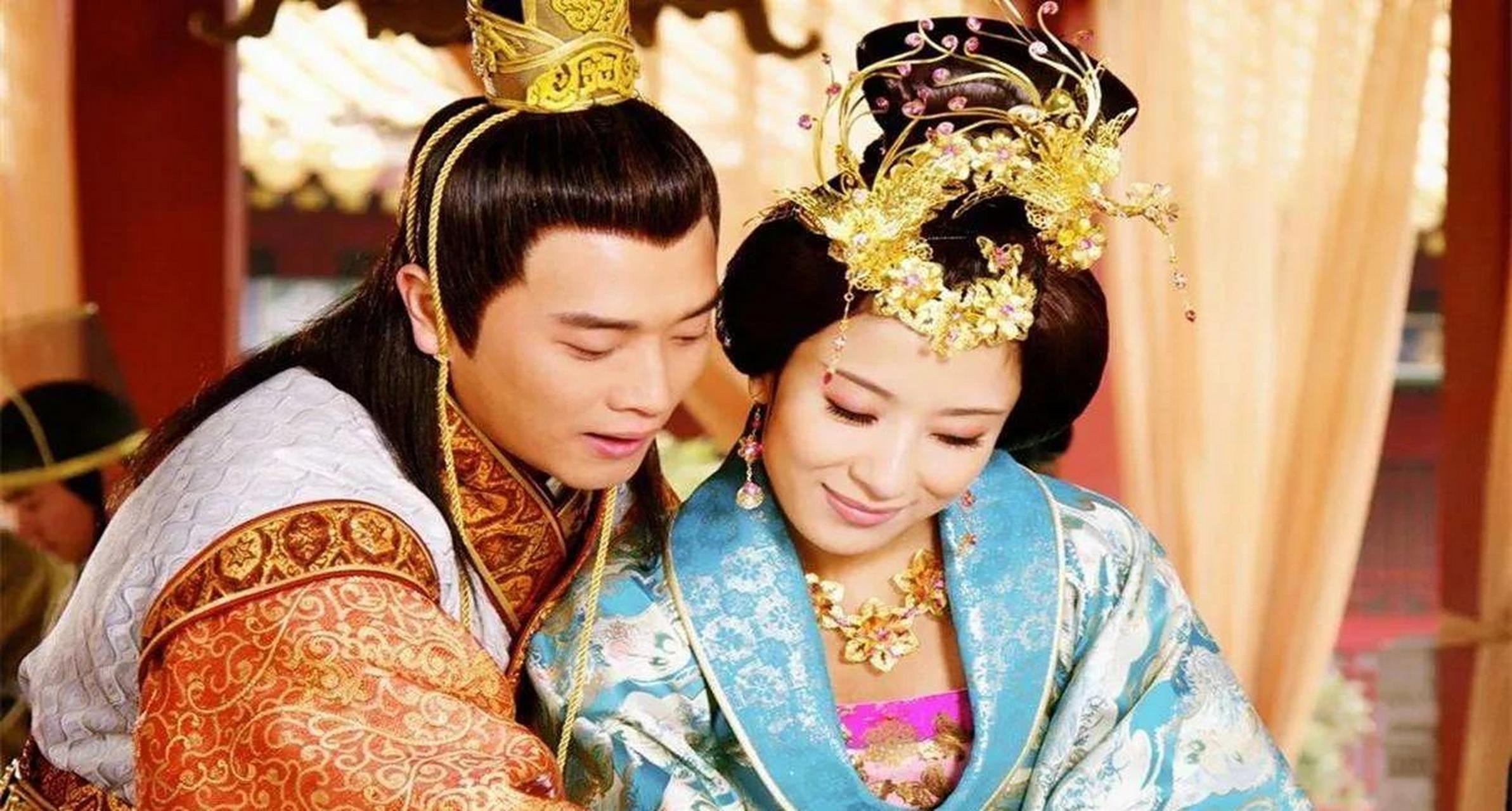 百家号星火计划# 1464年,宪宗朱见深轻轻解开万贵妃的衣裳,只见她