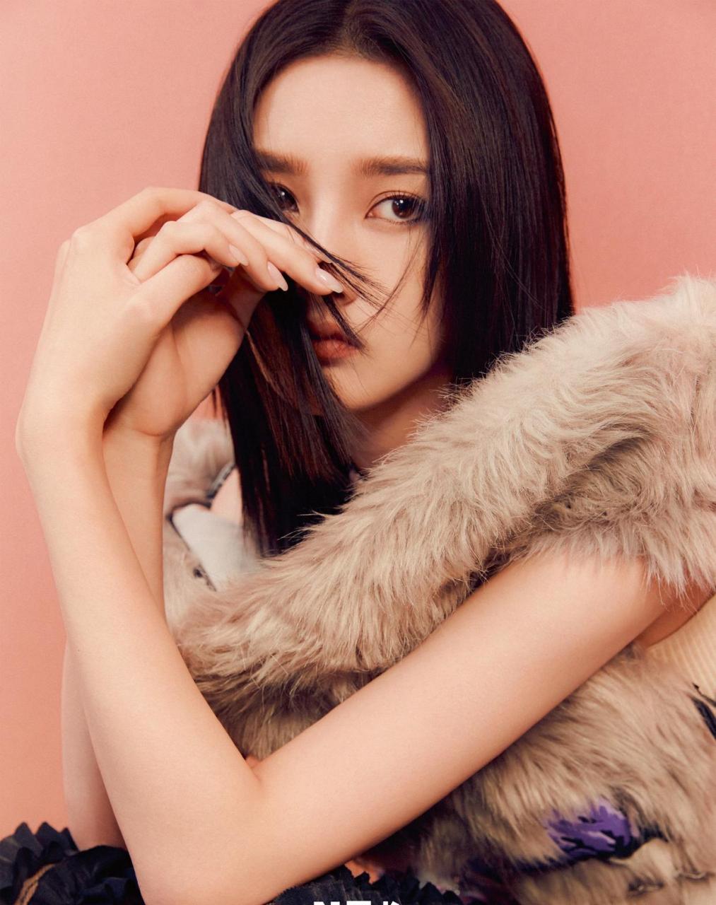 宋祖儿尼龙开年封面 温暖毛绒质感,猫系妆容,与猫咪抱成一团,身着各类