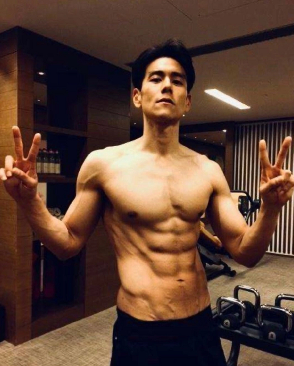 吴尊和彭于晏 对比 问题来了 年纪差不多 身高都是182 都健身 有肌肉