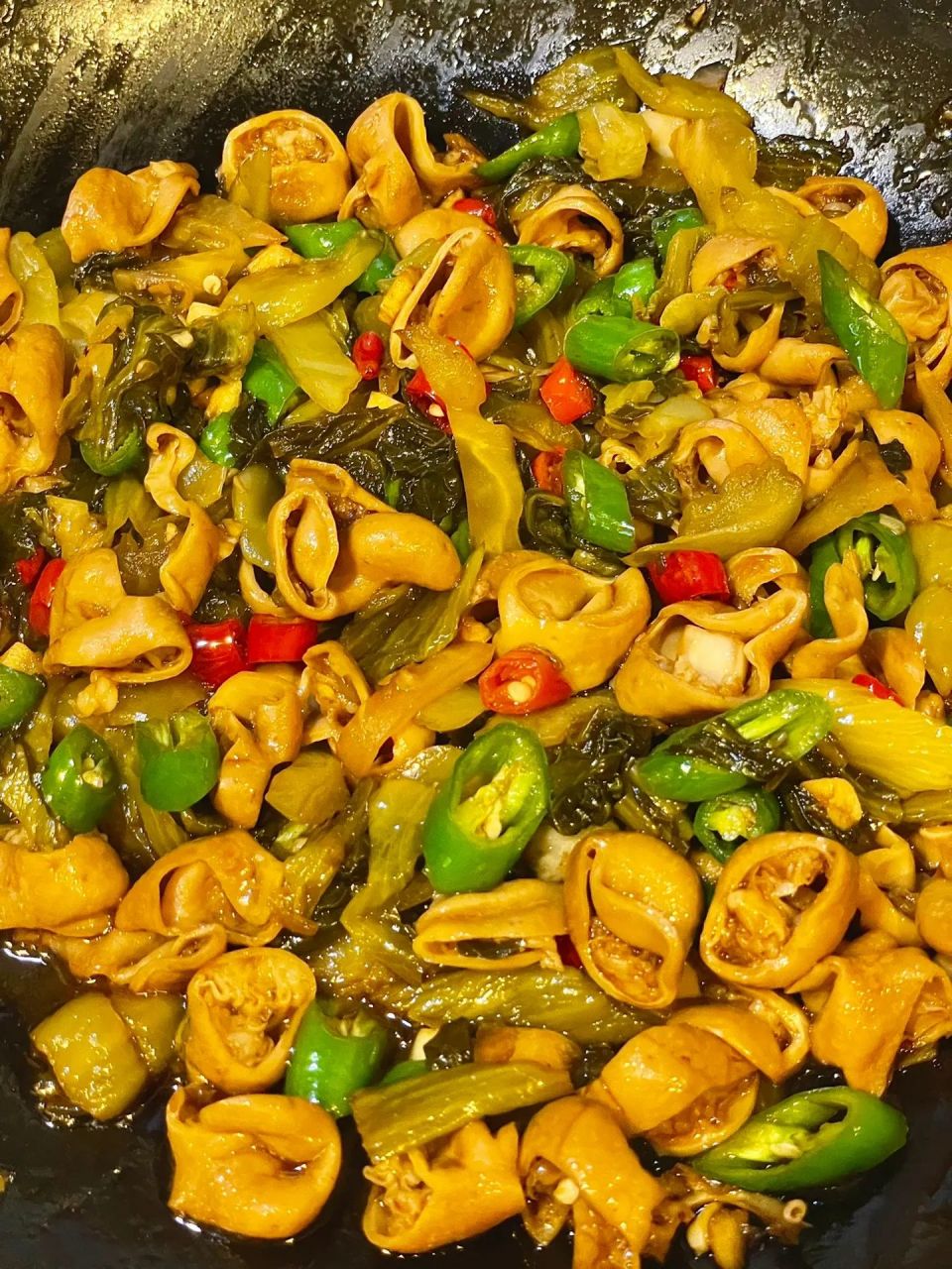 流口水了,酸辣下饭酸菜炒肥肠,巨好吃 酸菜爆炒肥肠应该是大排档的