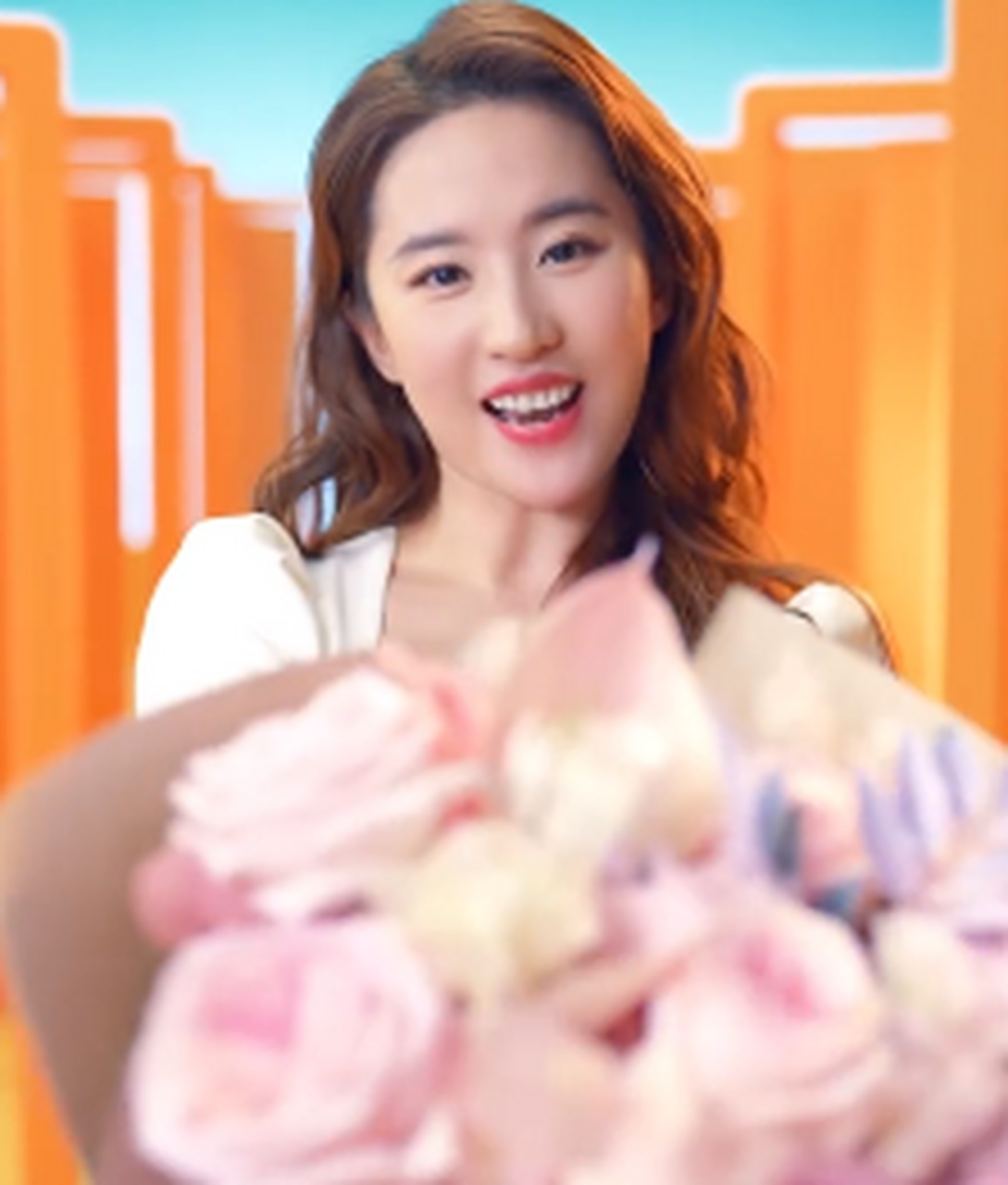 神仙姐姐捧花照,美好的祝福送给大家 #刘亦菲最新捧花头像