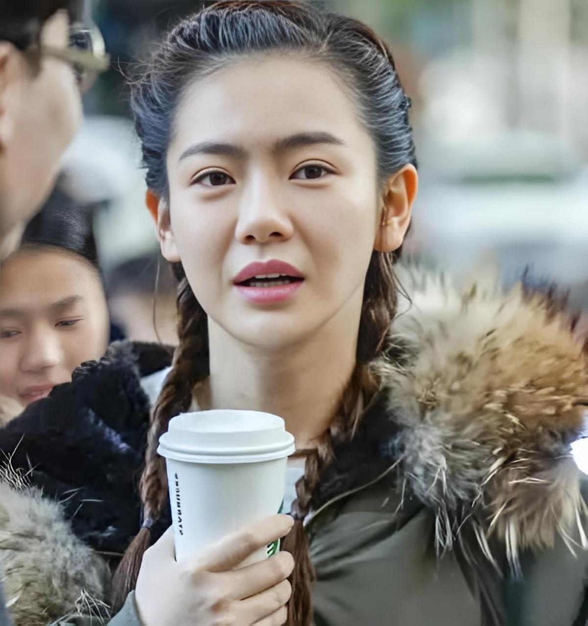 戚薇的双眼皮在十几年前就已经算成功了,素颜痕迹更加明显.