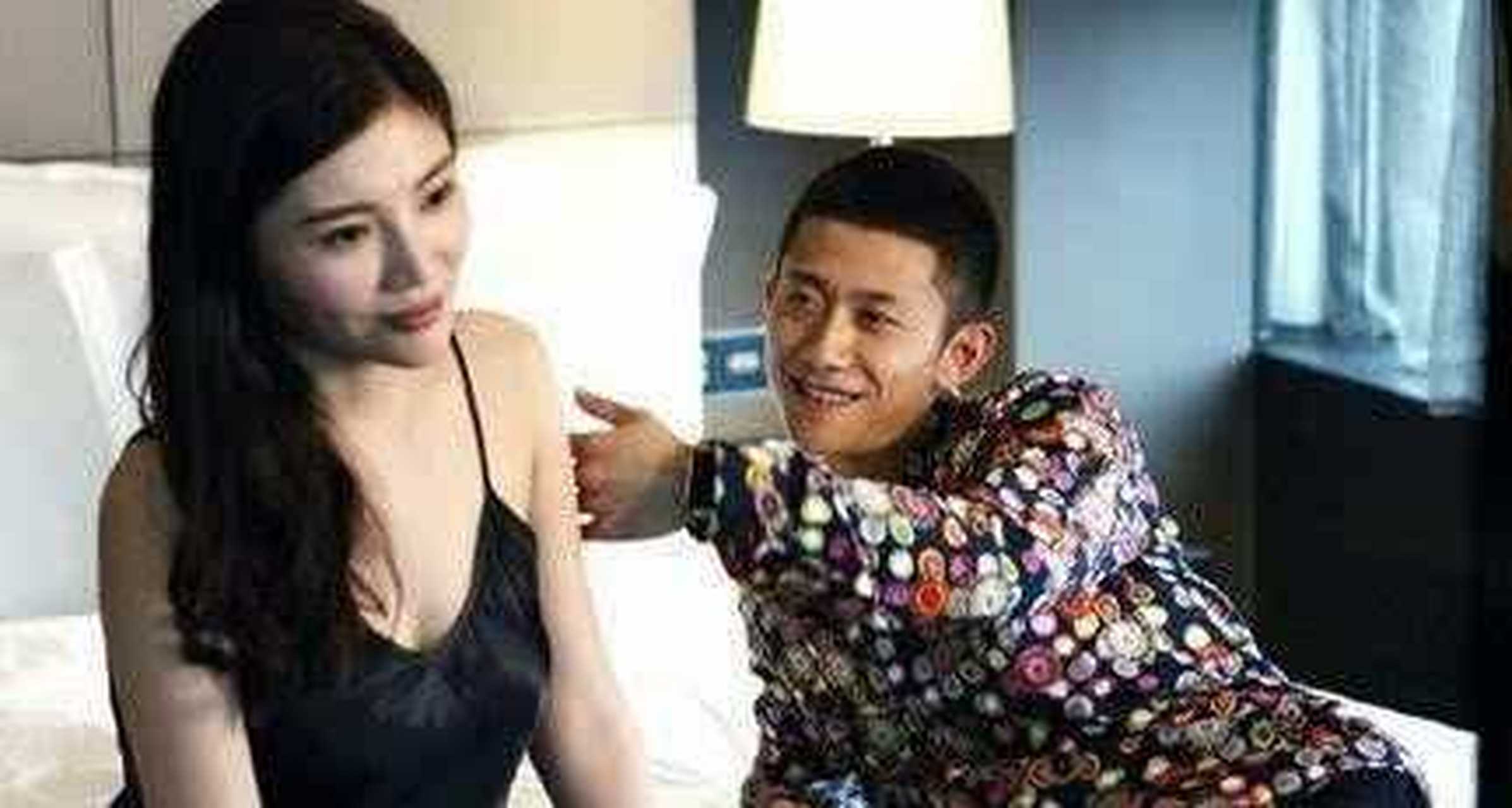有一次,徐在节目上说:"我和张一山合作《余罪》中的那段吻戏是他的