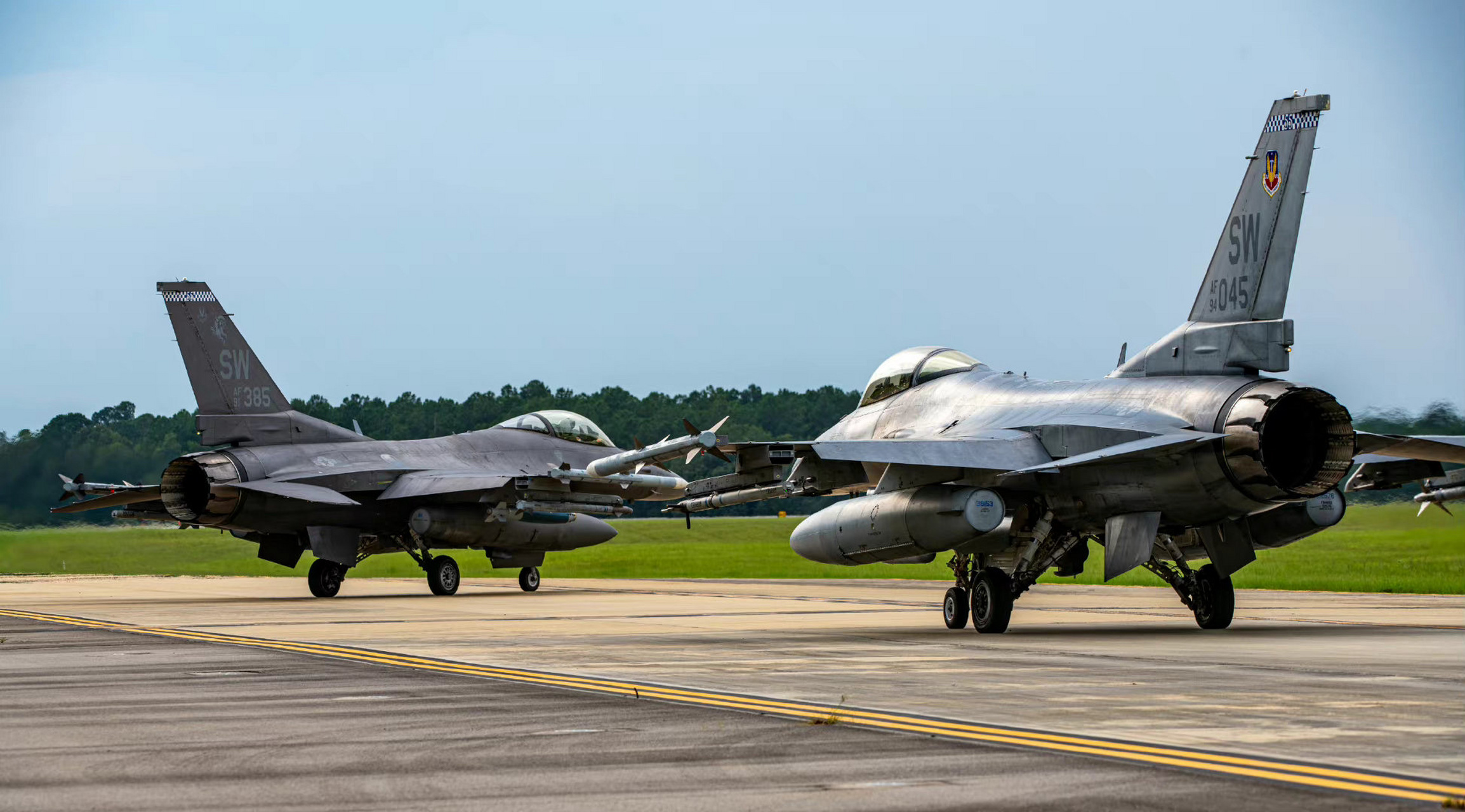 美國空軍f-16c block50戰鬥機日常訓練,圖片中可以看到兩種塗裝的f