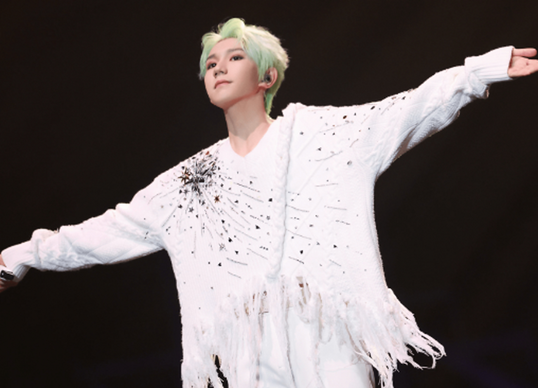 当晚,王源演唱了《姑娘》《客厅狂欢》《世界上没有真正的感同身受》