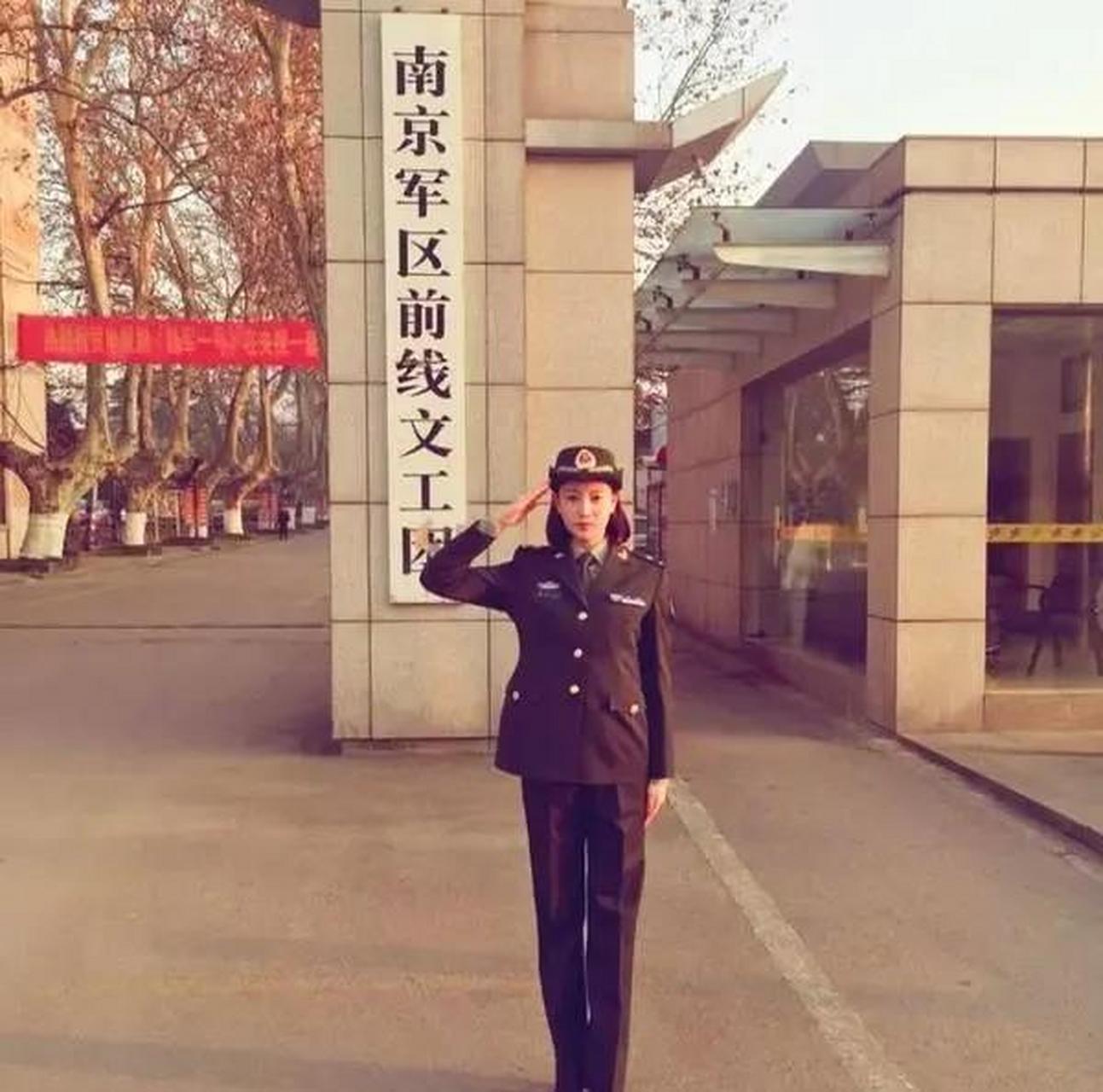 领动计划# 南京军区前线文工团大门前拍照的女文工团员,气质颜值不差