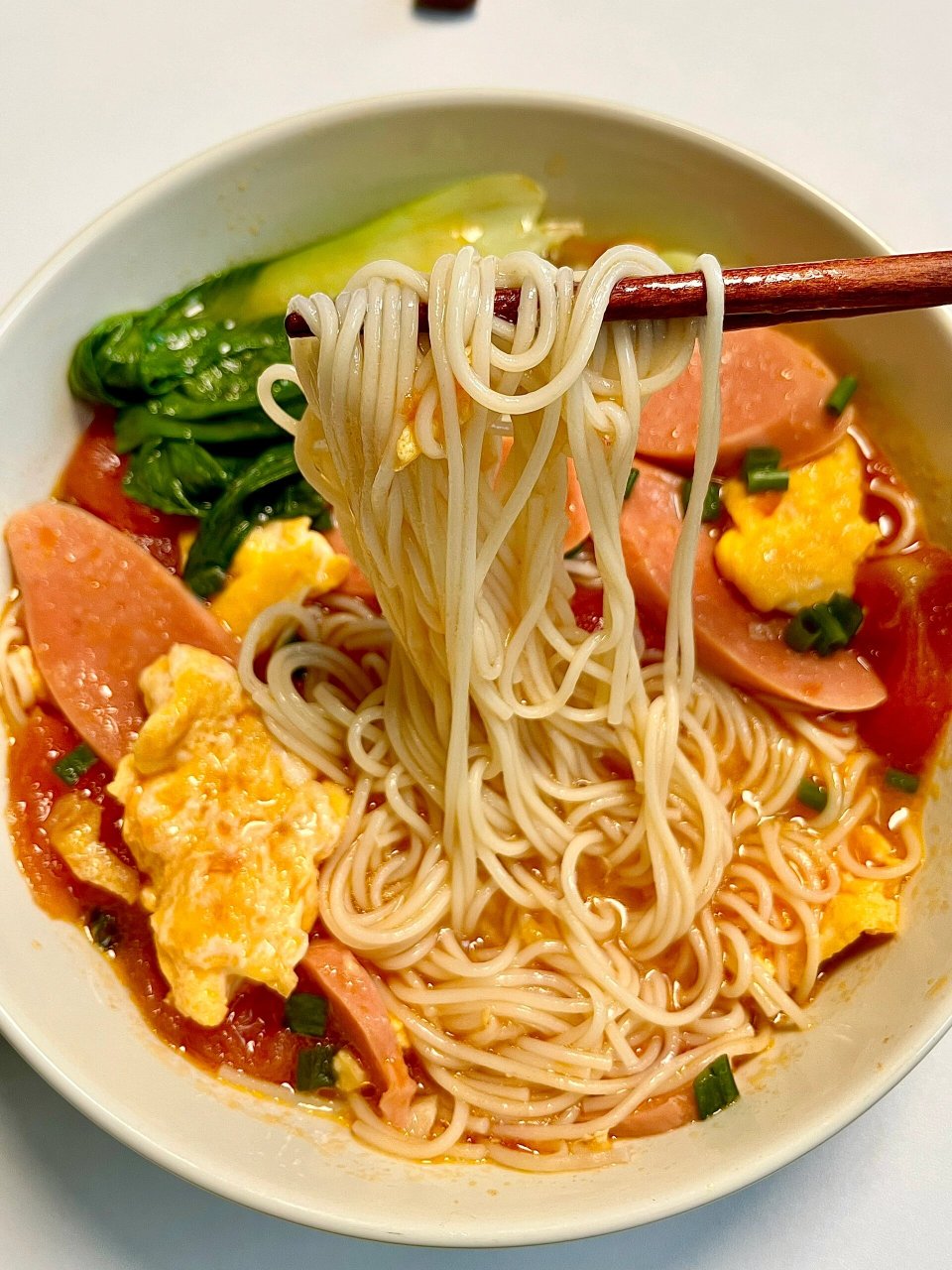 天冷了,早上来一碗热气腾腾的番茄鸡蛋面,简单又营养  准备食材:面条