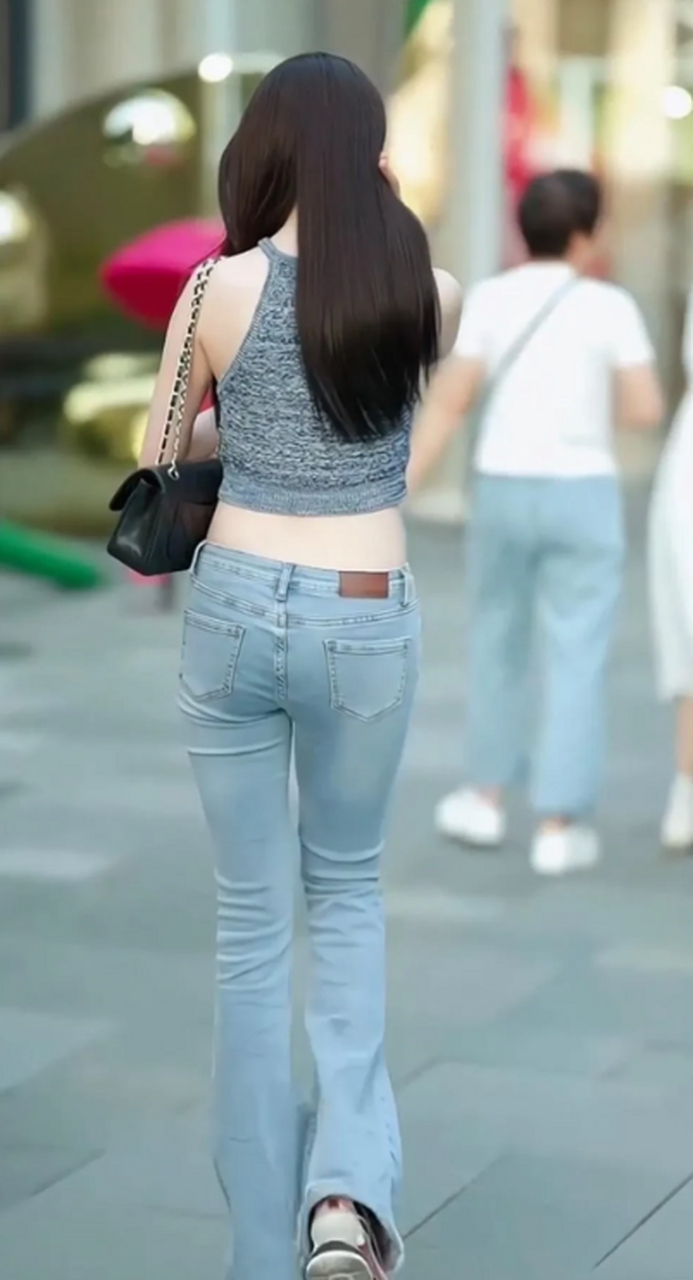 低腰牛仔裤,凸显丰满臀部