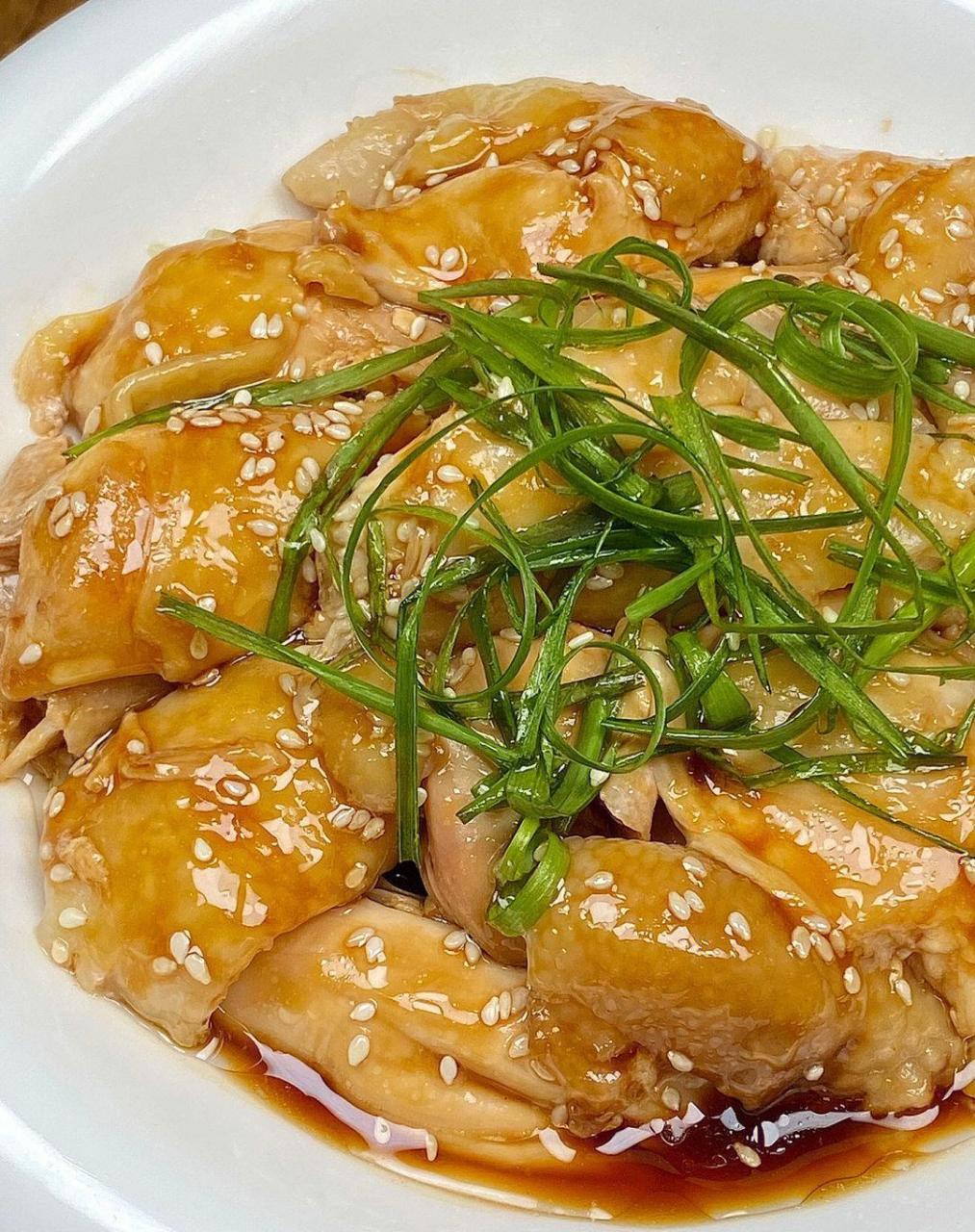 感觉以前的鸡腿都白吃了…今天吃葱油手撕鸡[赞r]葱香味浓郁,鸡肉嫩滑