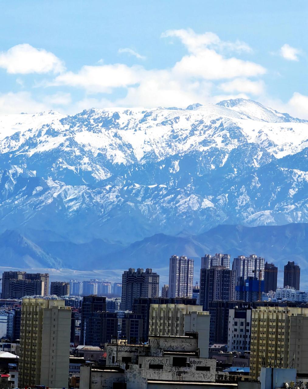 乌鲁木齐,是一座雪山下的城市.