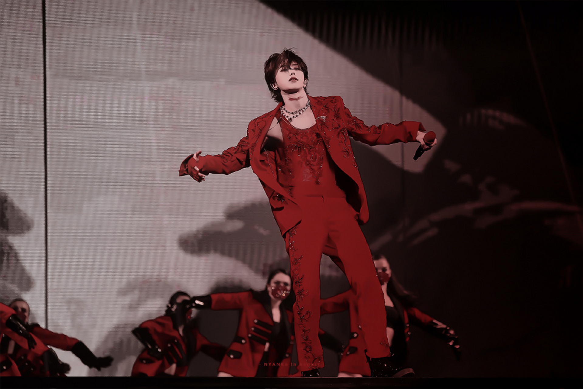 7月15日晚8点,蔡徐坤新加坡演唱会如期举行,蔡徐坤一身红装登场,粉丝