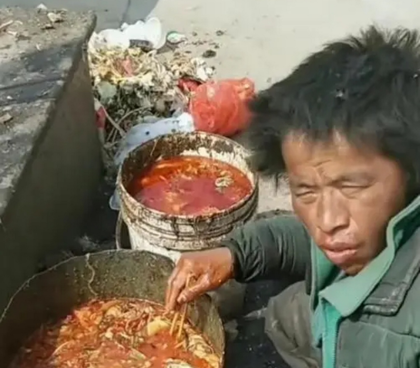 泔水桶里捞着吃,这是谁的父亲?或者谁的儿子?莫名心酸