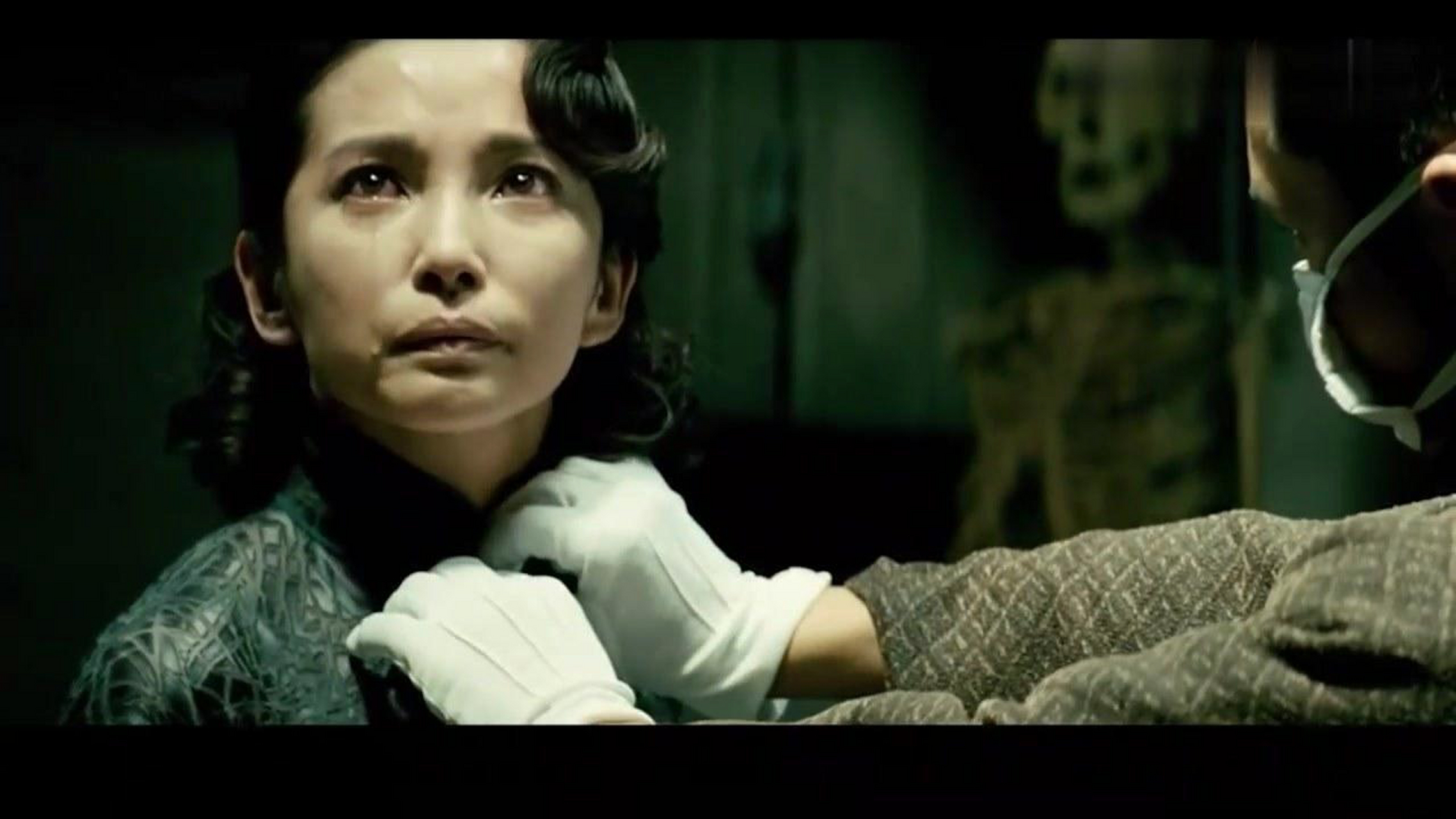 在《风声》中,有一场黄晓明把李冰冰的衣服脱掉对她凌辱的戏,这也是