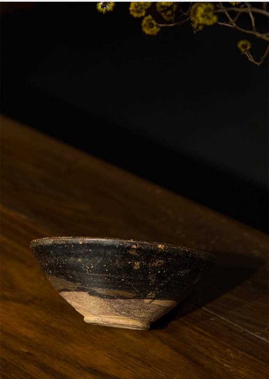 清 束口斗笠盏 尺寸:2×2×5 价格:0 此盏束口,斜直壁,因形似斗笠,故