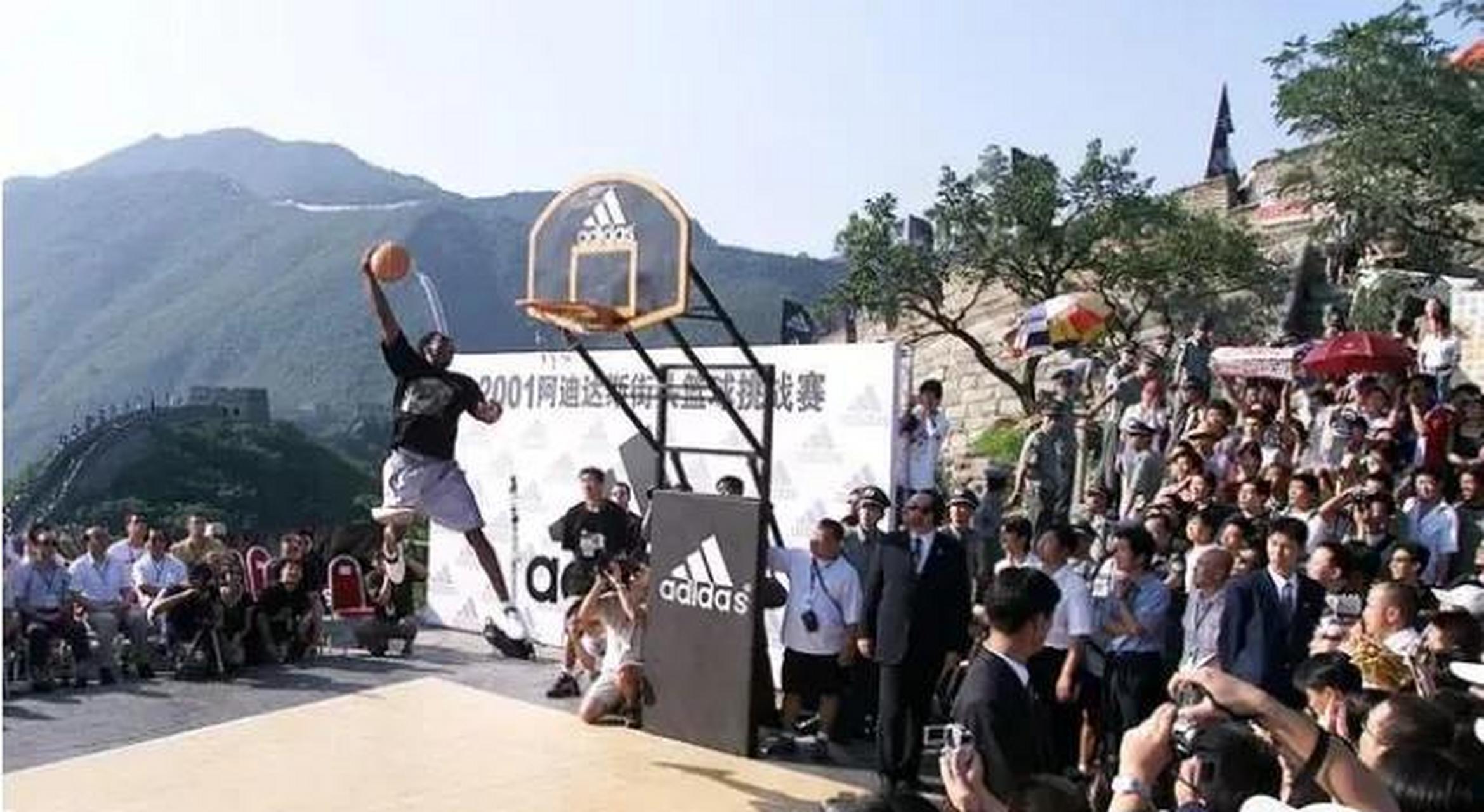 gif创作人# 2001年 科比在长城参加活动 球鞋-adidas the kobe two