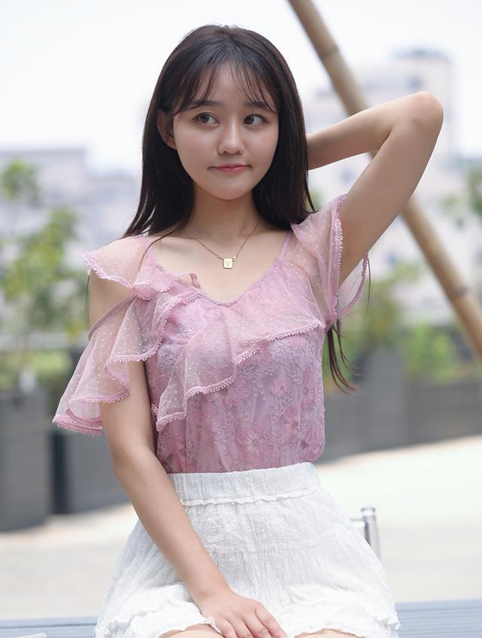 街拍超短裙美女,这腿真美