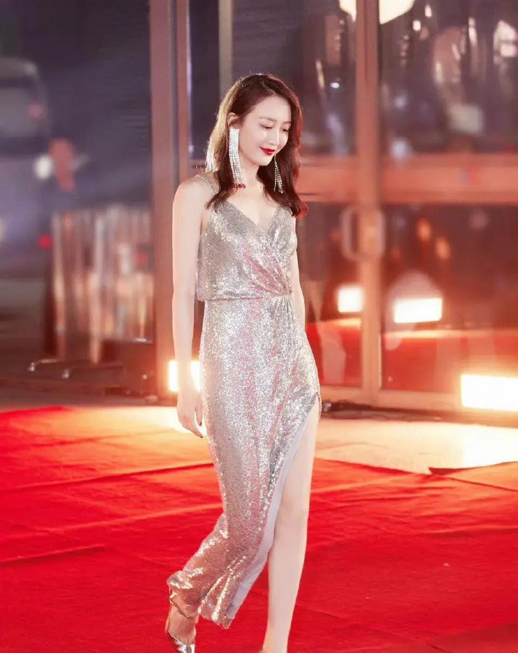 好身材美女王鸥跳舞,抖肩扭腰显曼妙身姿