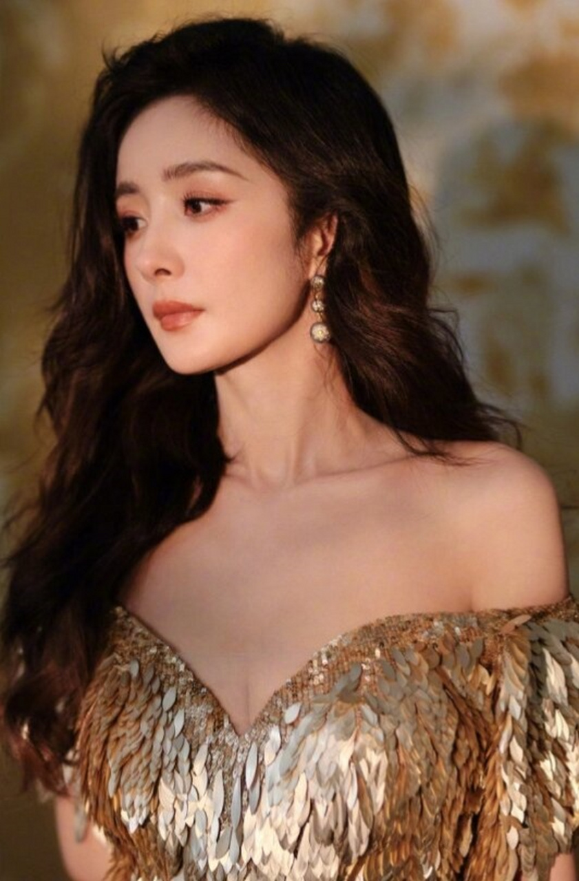 杨幂|鎏金羽毛裙真的好美啊  在11月12日的晶核现场活动中,幂姐以一款