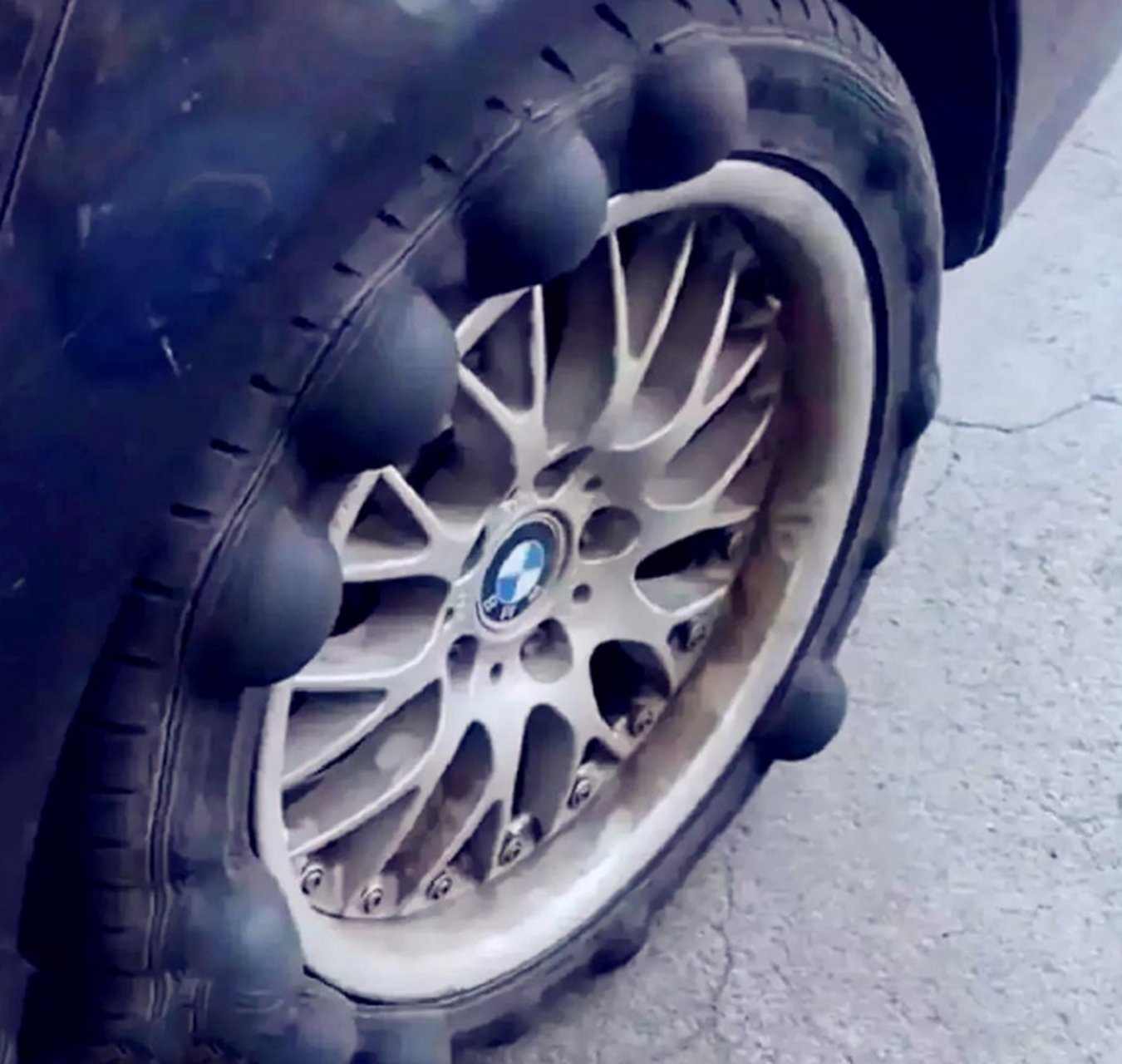 车胎鼓包了,明天想跑趟100多公里的高速 会有问题吗?