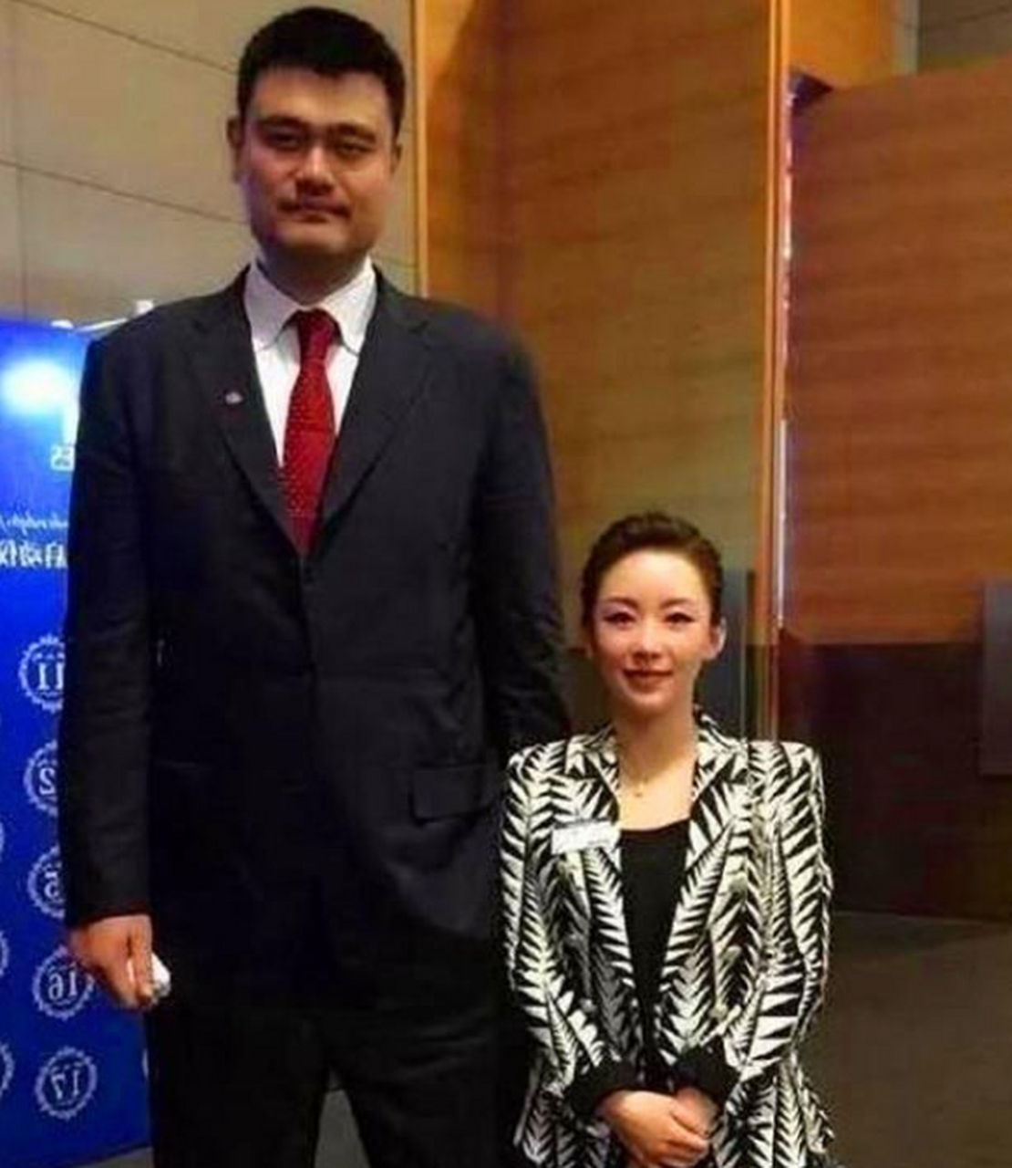 早年,潘晓婷和姚明是在一次聚会上认识的,还开心地合影留念.站在2.