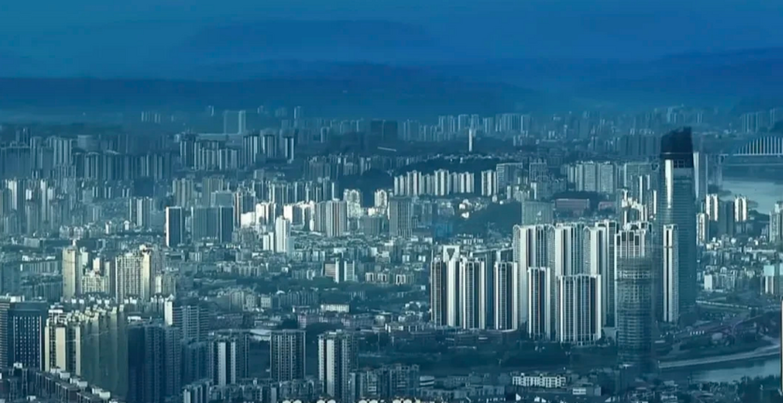 四川城建第二城,毫无争议是川南的最大城市宜宾,航拍中的宜宾看起来有