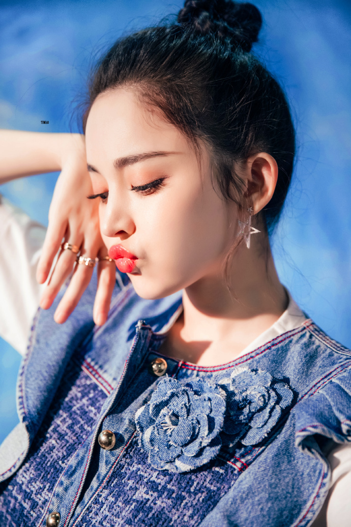 >>关注#古力娜扎#关注明星#日常穿搭