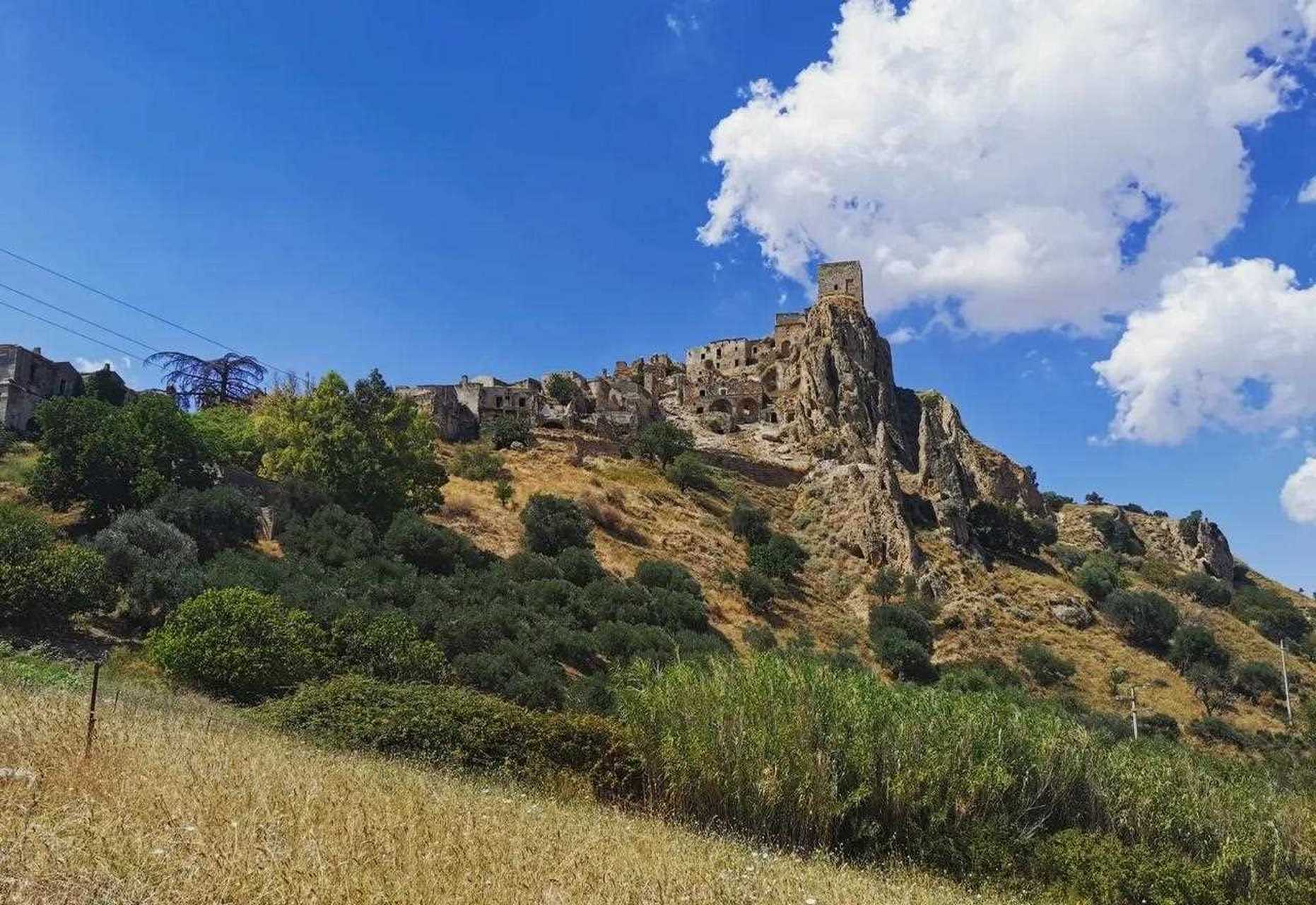 意大利鬼城克拉克, 全球四大鬼城之一, 《耶稣受难记》的取景地, 19