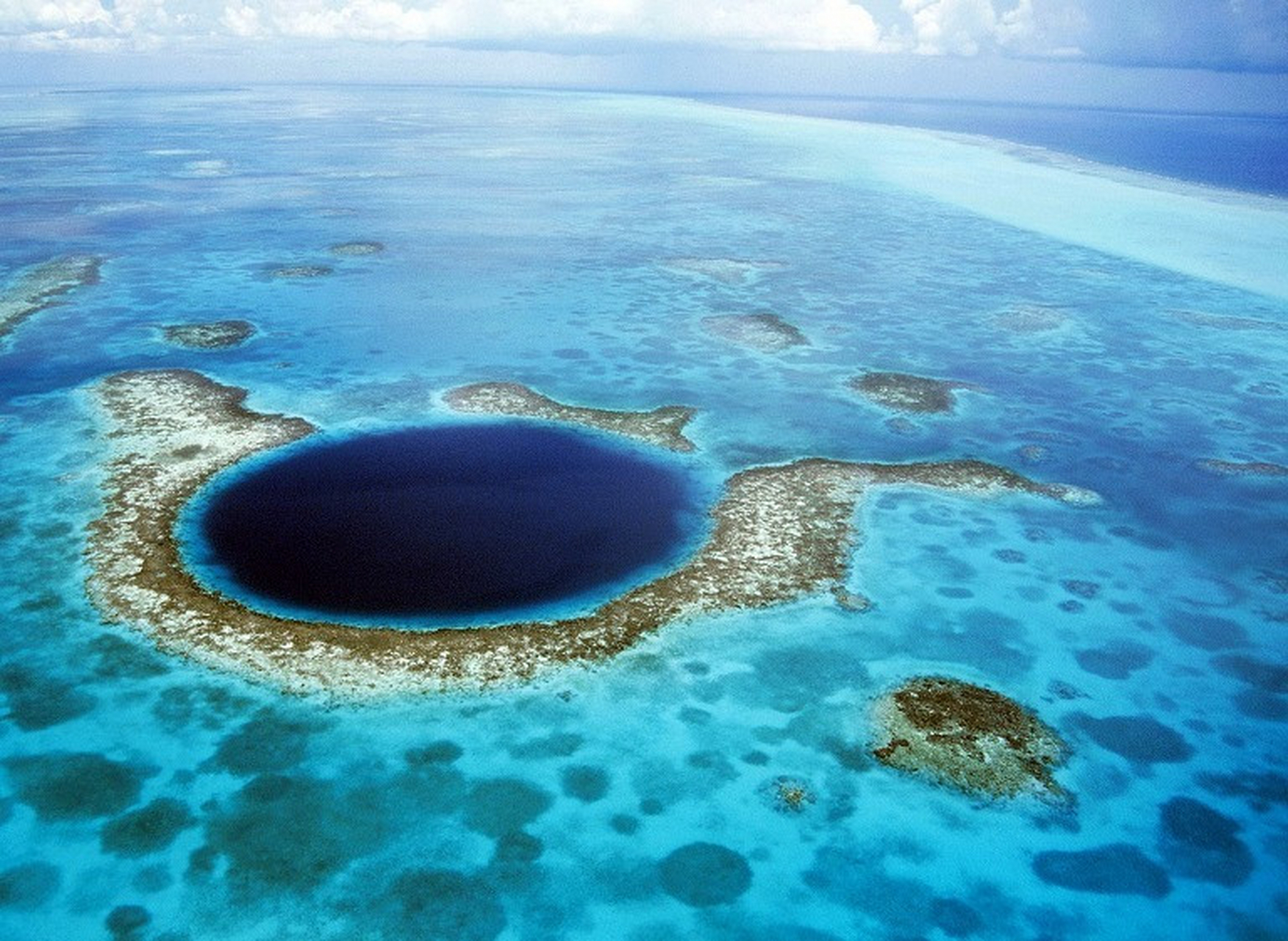 美国蓝洞:它是一个与太平洋相连的天然洞穴,被《潜水人》杂志评为世界