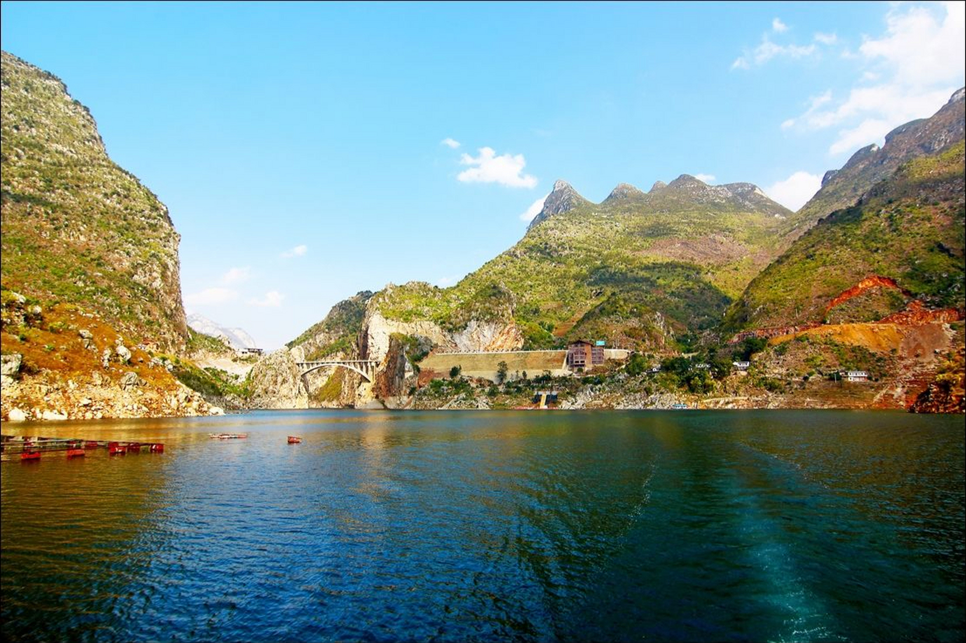 牂牁江景区:这里是一个神秘而神韵独特的世界,四周环绕着崇山峻岭