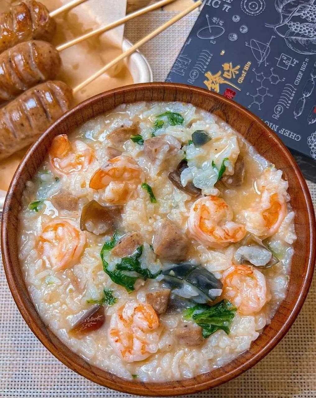 又香又软又糯,超级鲜美好吃～ 只用简单的调味,虾仁和皮蛋本身的衔抖