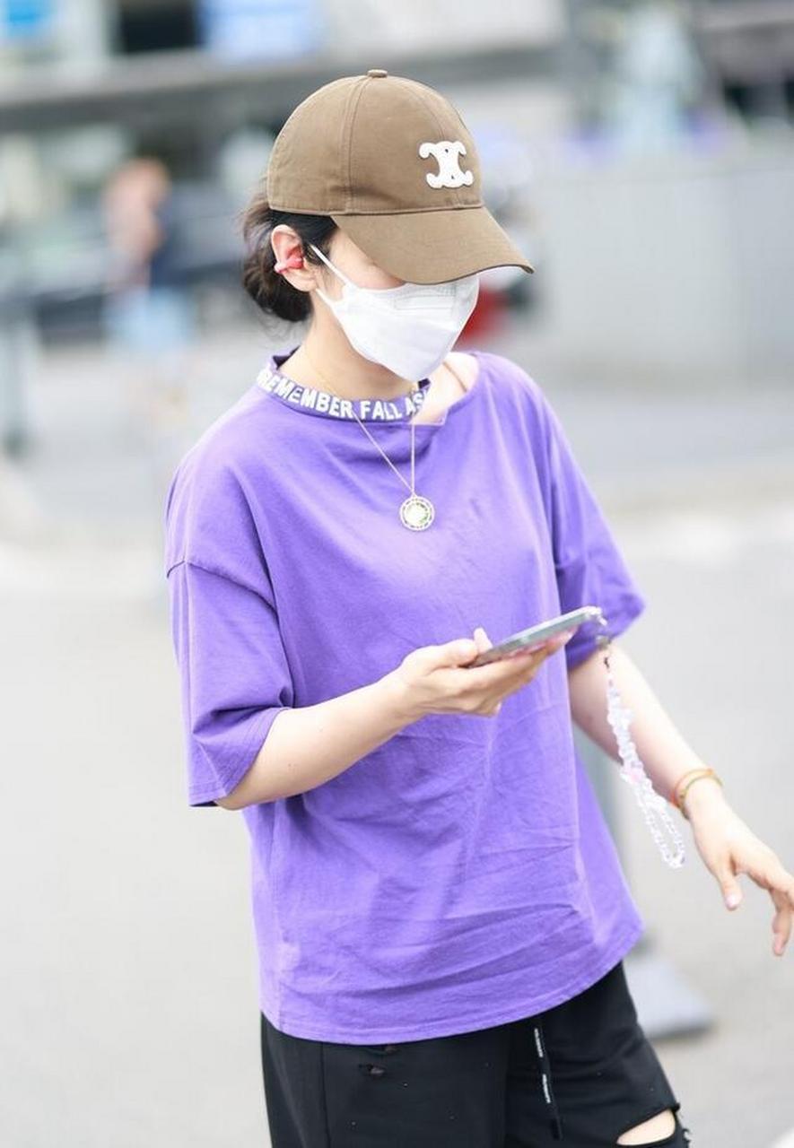 黄奕机场街拍:紫色短袖运动裤棒球帽,简单洋气