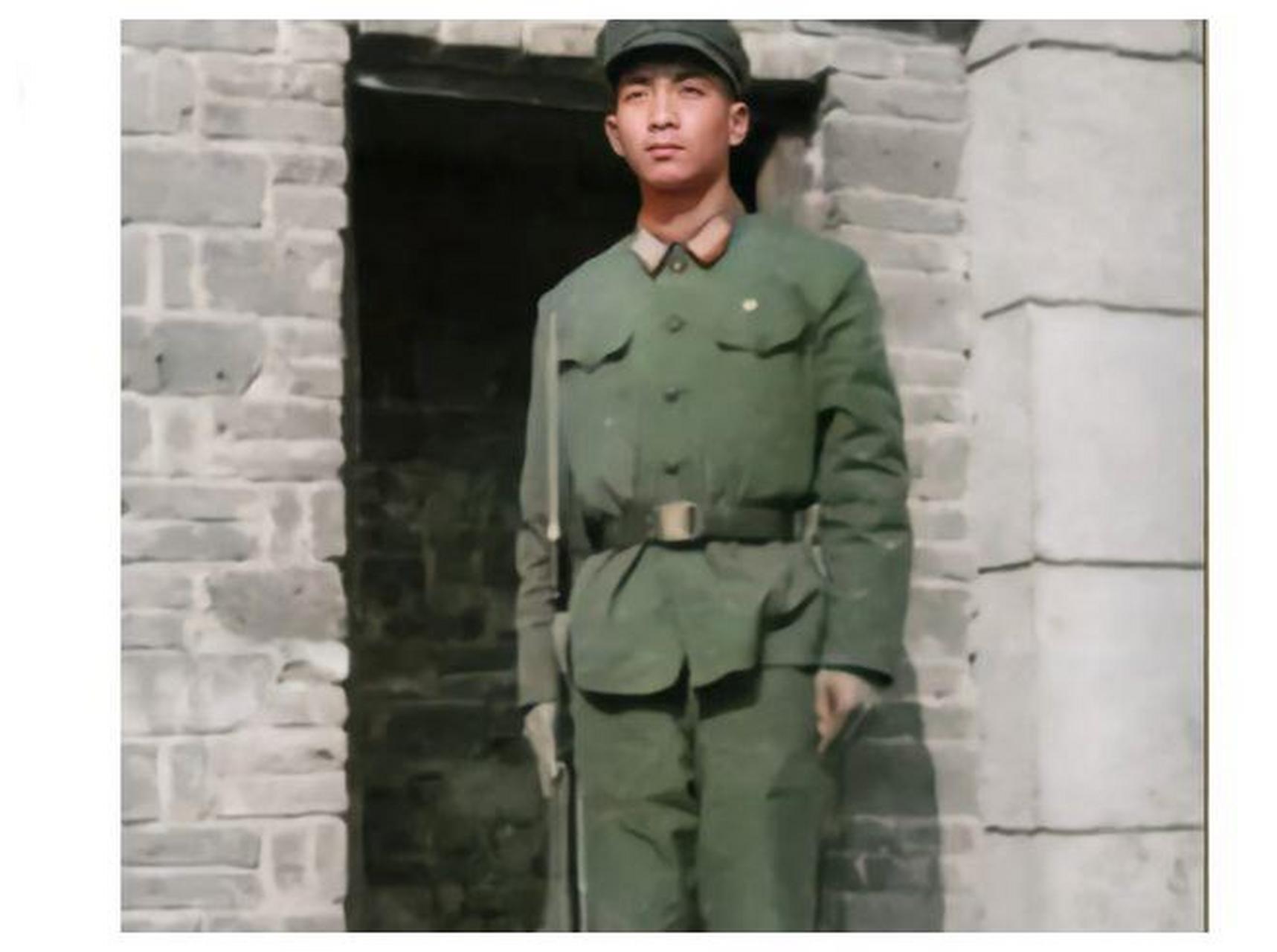 1983年,独臂将军丁晓兵入伍时的一张珍贵照片,让人们认识到了这位英勇