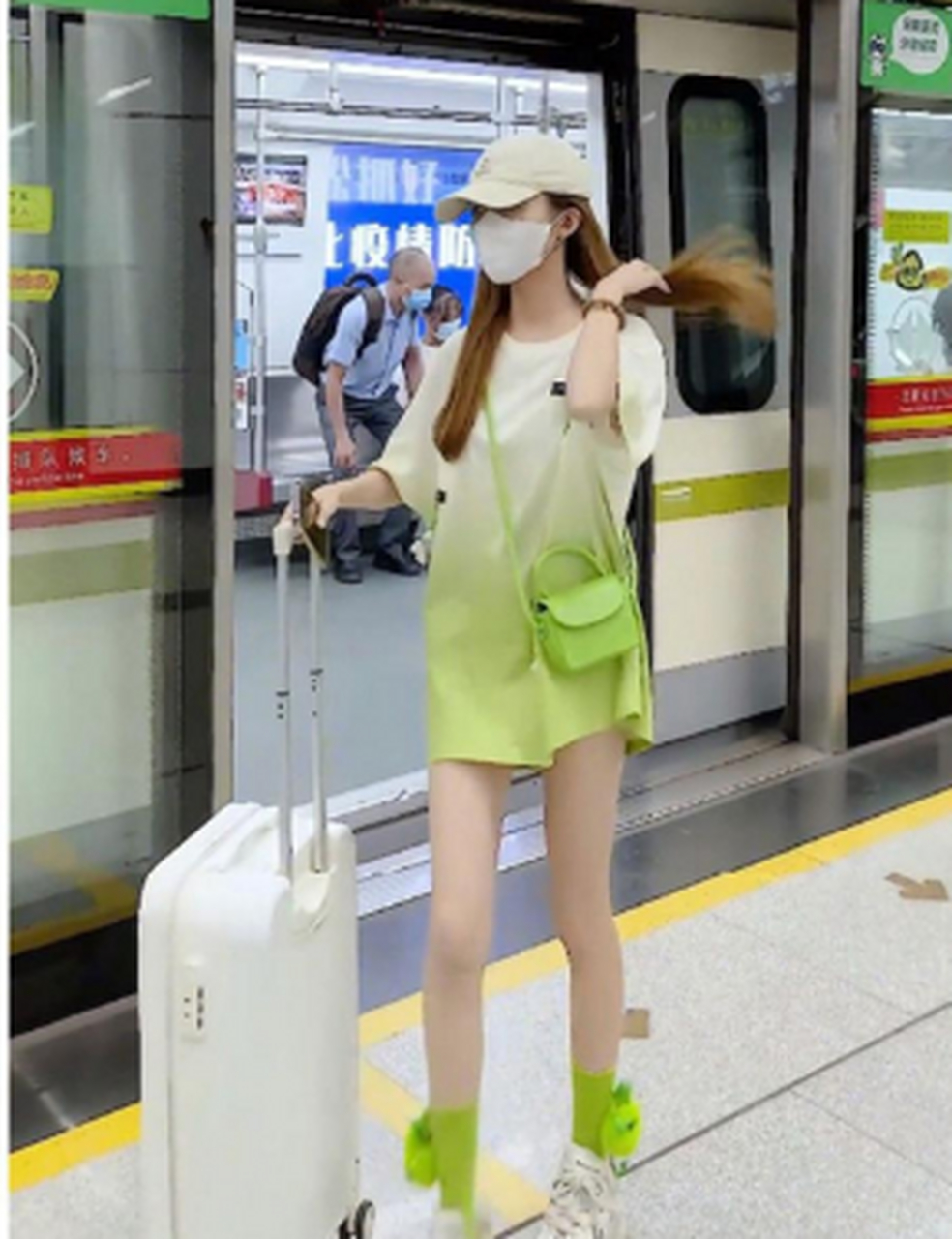 街拍地铁站,小姐姐穿搭美式复古渐变绿色短袖t恤,时尚又可爱!