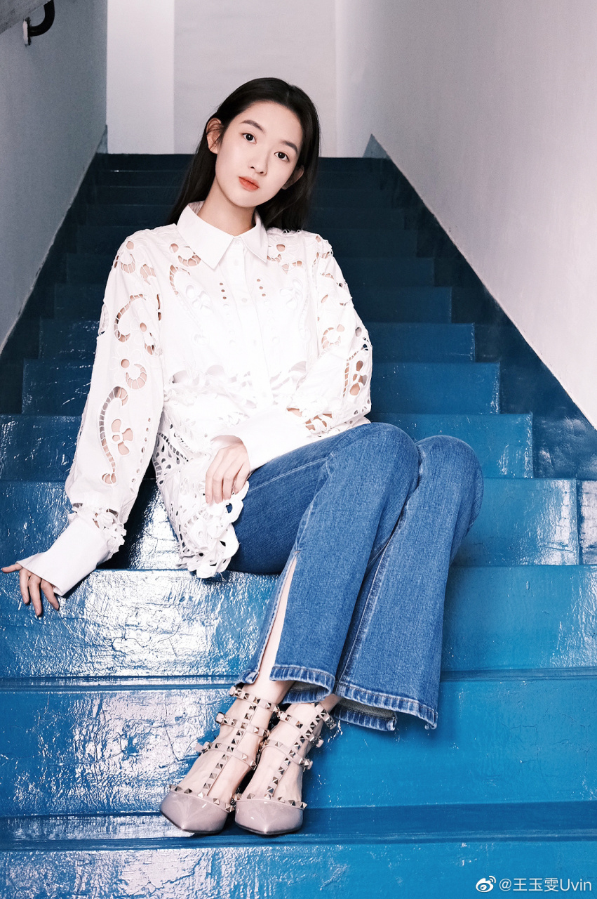 王玉雯# #明星#  王玉雯白色镂空上衣搭配蓝色牛仔裤,经典百搭切侣