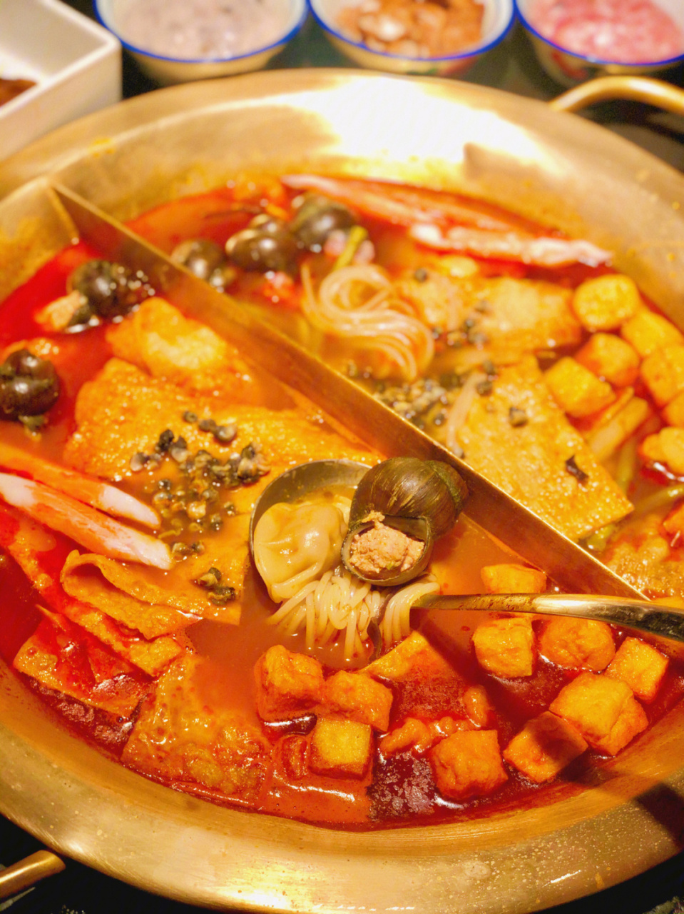 店名:九鼎轩火锅 地址:南京路步行街永安百货左侧30米  营业时间:10