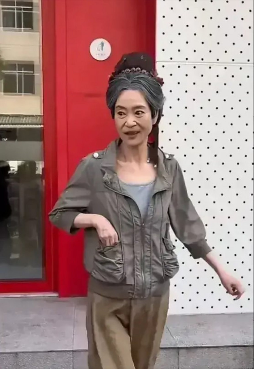 演员们对身材的追求,对美食的抗拒和对肥胖的恐惧,往往导致胶原蛋白的