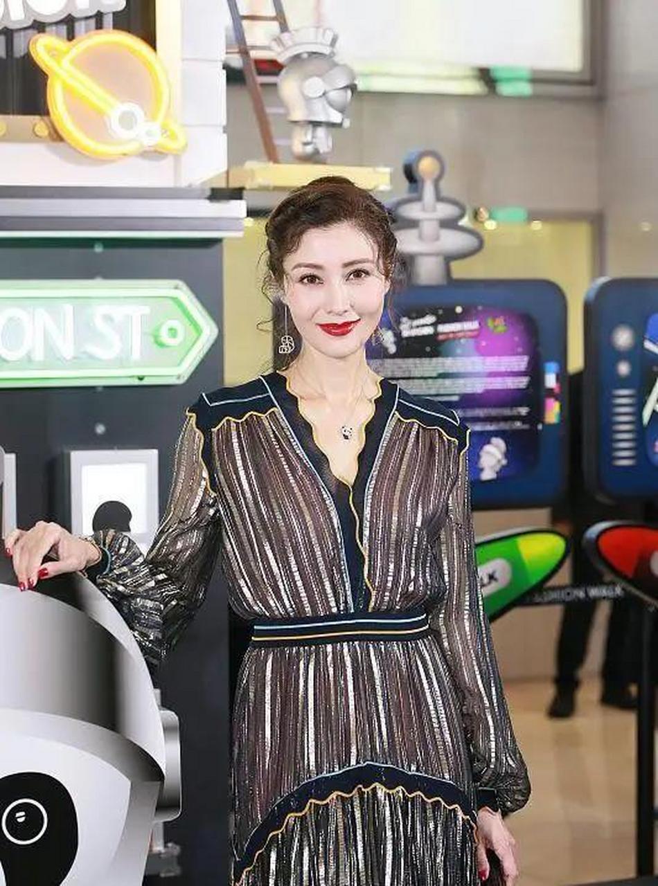 李嘉欣"最美阔太"名副其实,一袭粉色抹胸裙高贵华丽,气质绝了