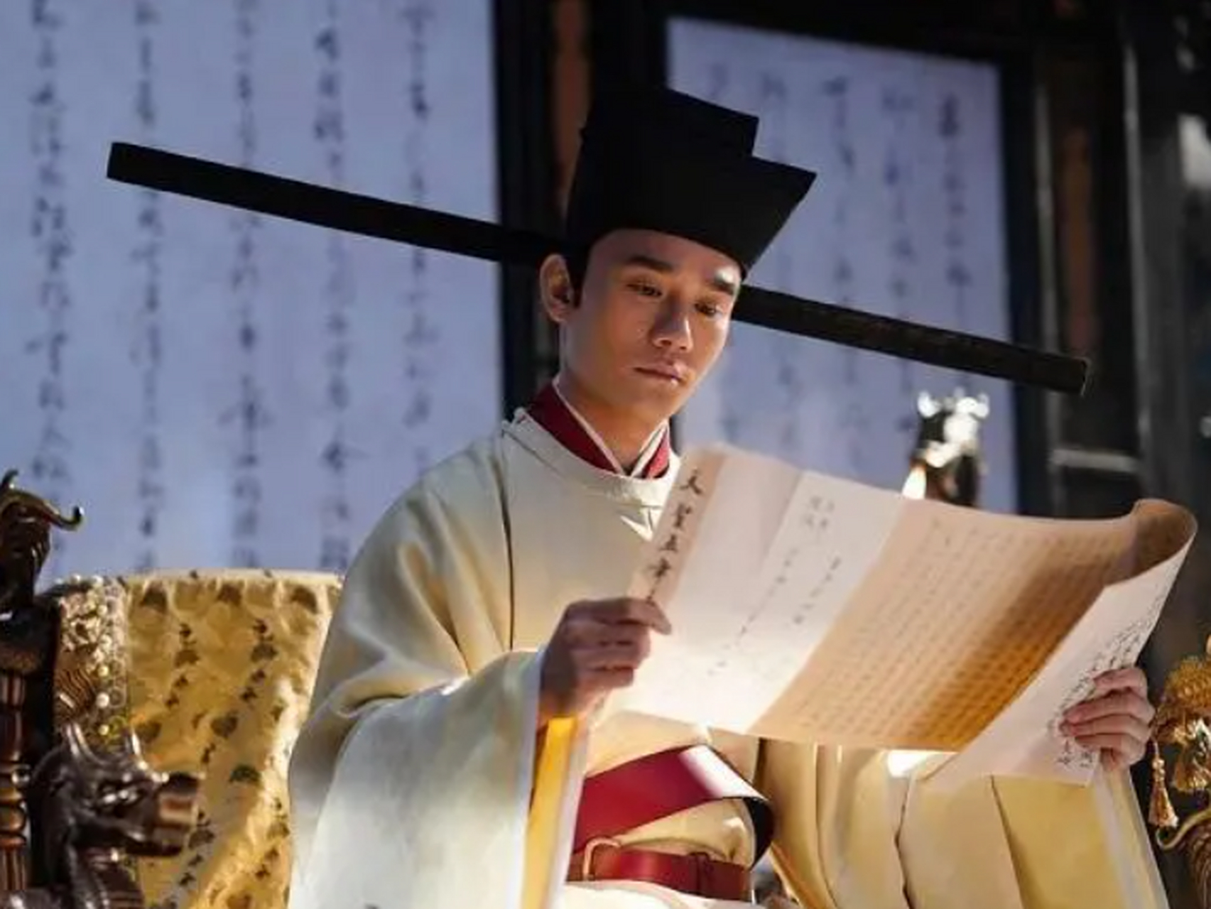 宋朝官员的乌纱帽为什么有一对大长翅,原因竟是因为这事!