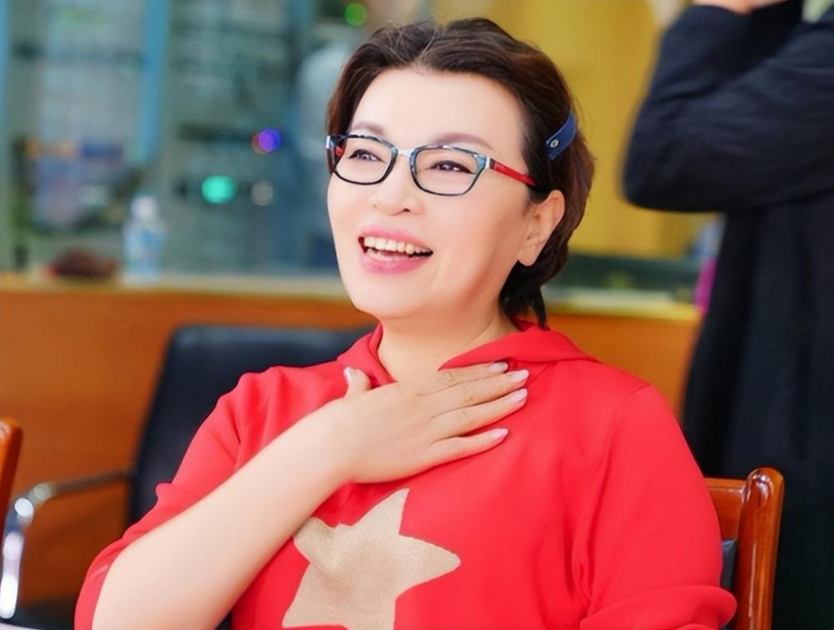 1998年,李瑞英在工作中,却接到了儿子坠楼的消息.